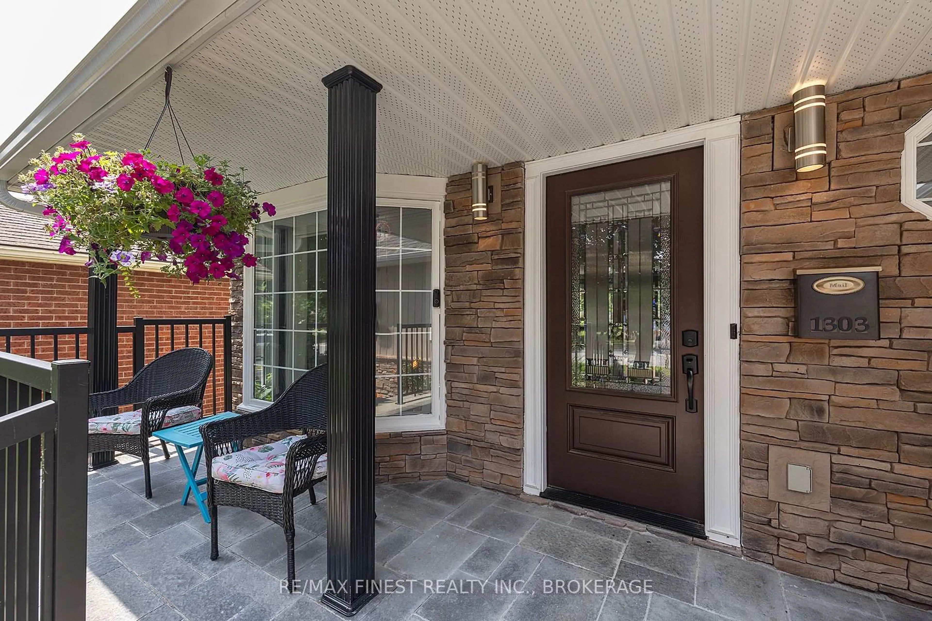 Indoor entryway for 1303 Rockwood Dr, Kingston Ontario K7P 1X6