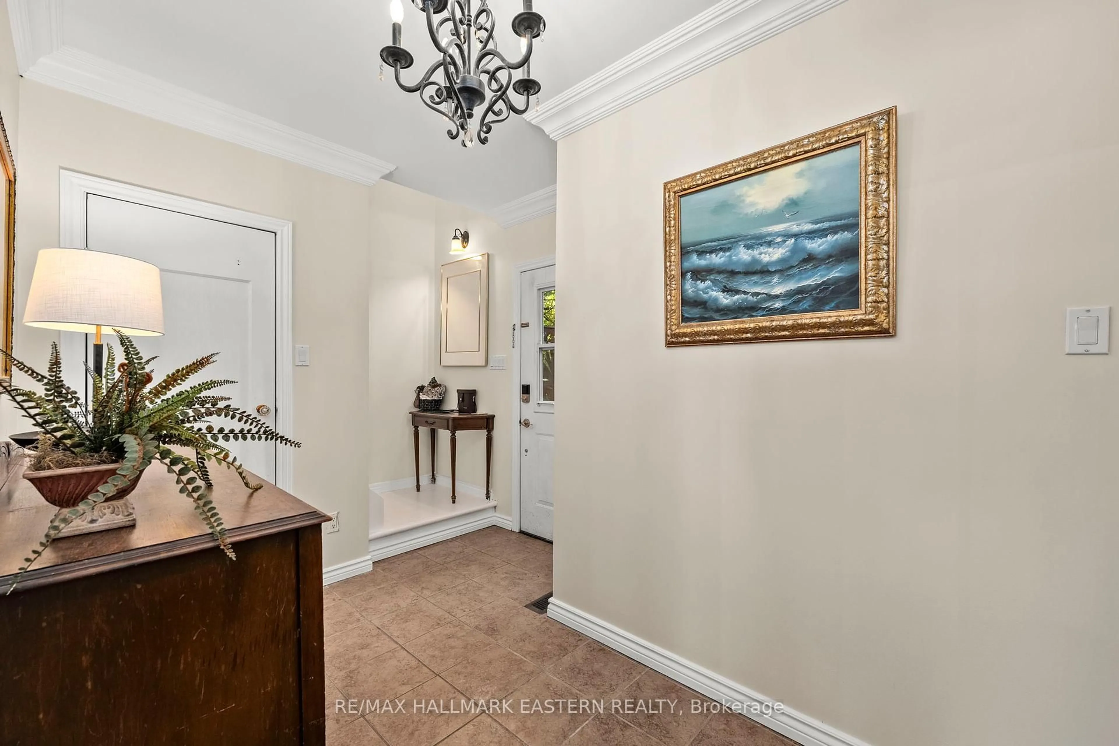 Indoor entryway for 122 Maryland Dr, Selwyn Ontario K9J 0C5