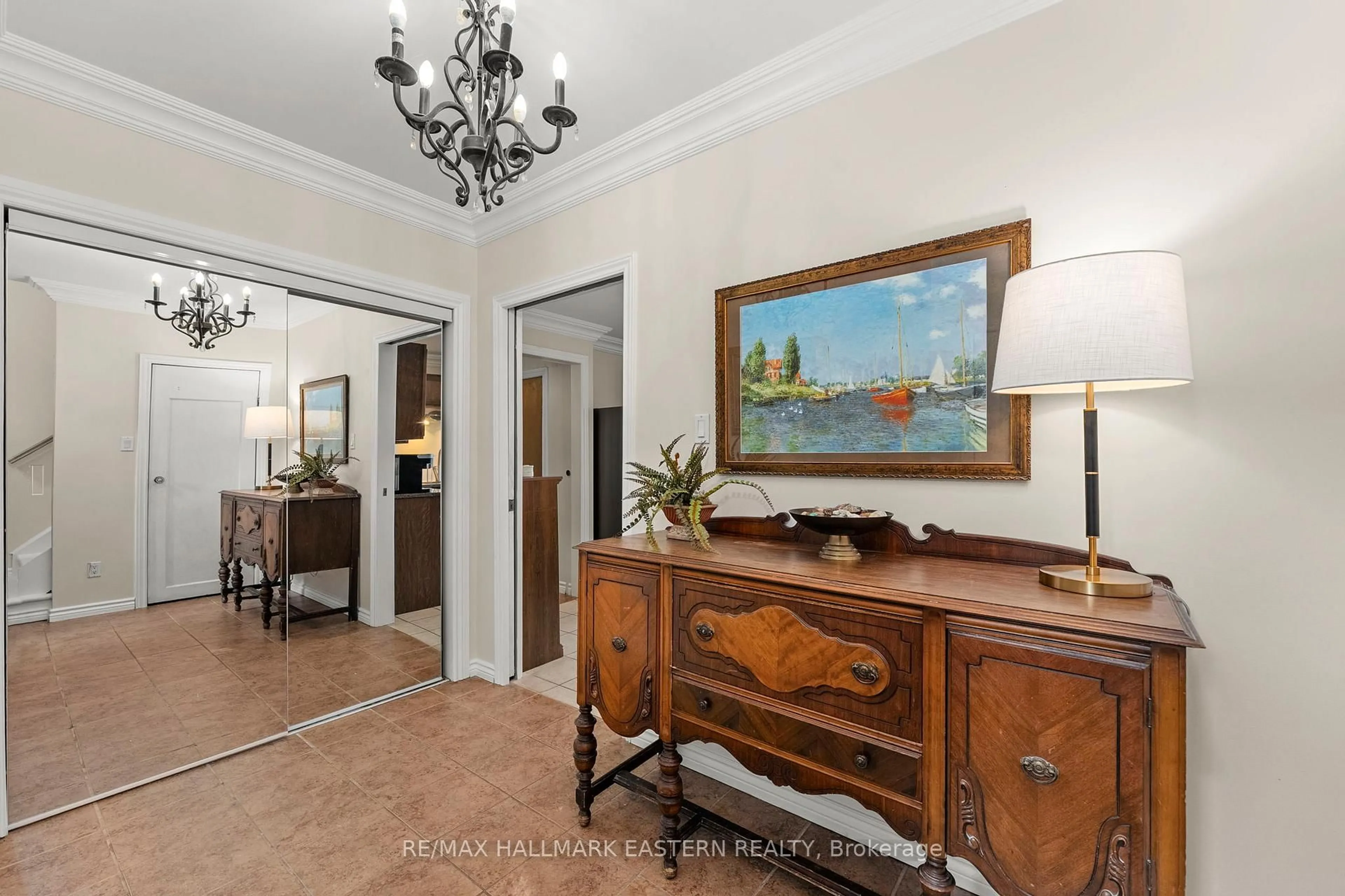 Indoor foyer for 122 Maryland Dr, Selwyn Ontario K9J 0C5