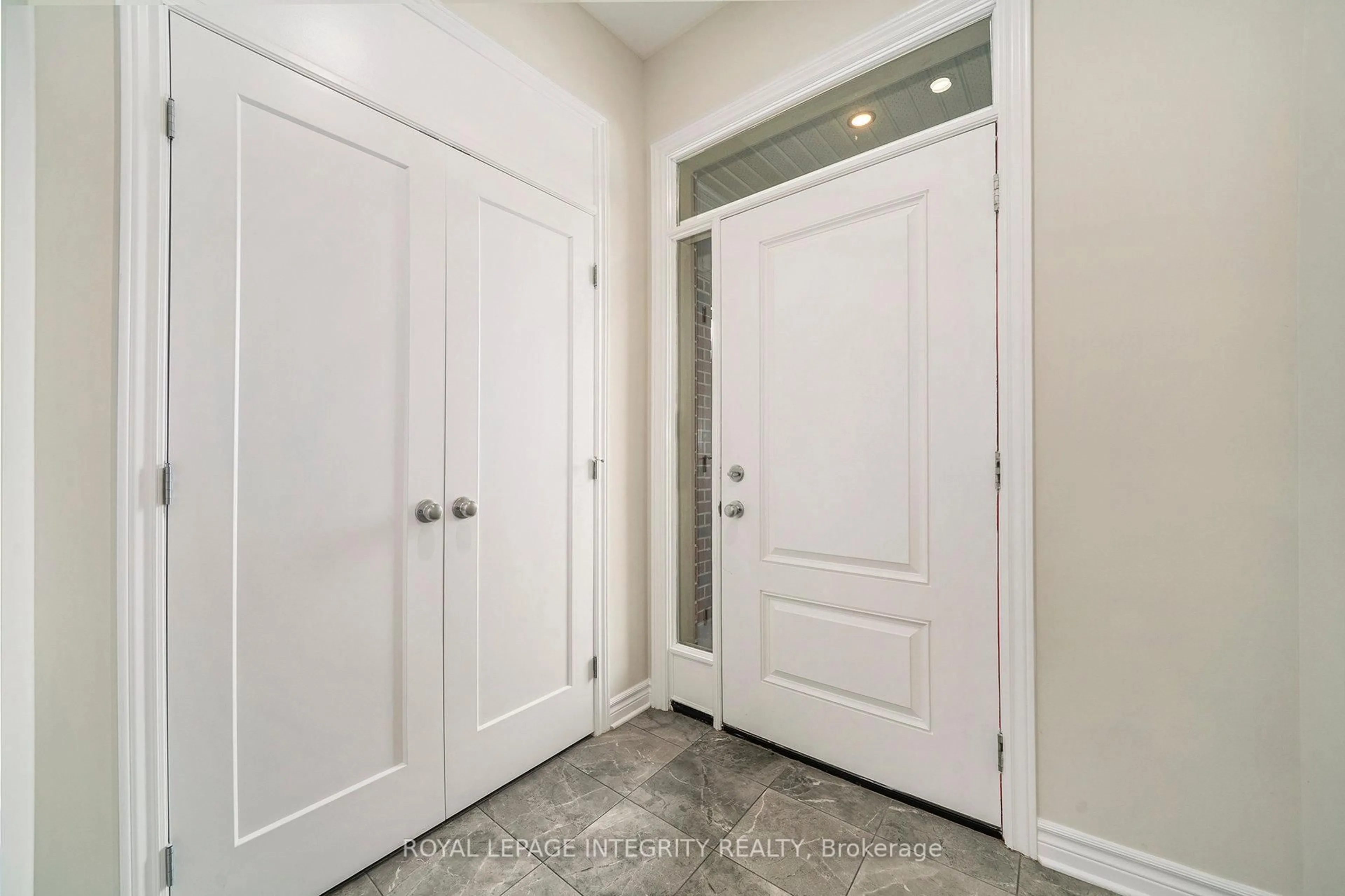 Indoor entryway for 540 Edenwylde Dr, Ottawa Ontario K2S 2K4