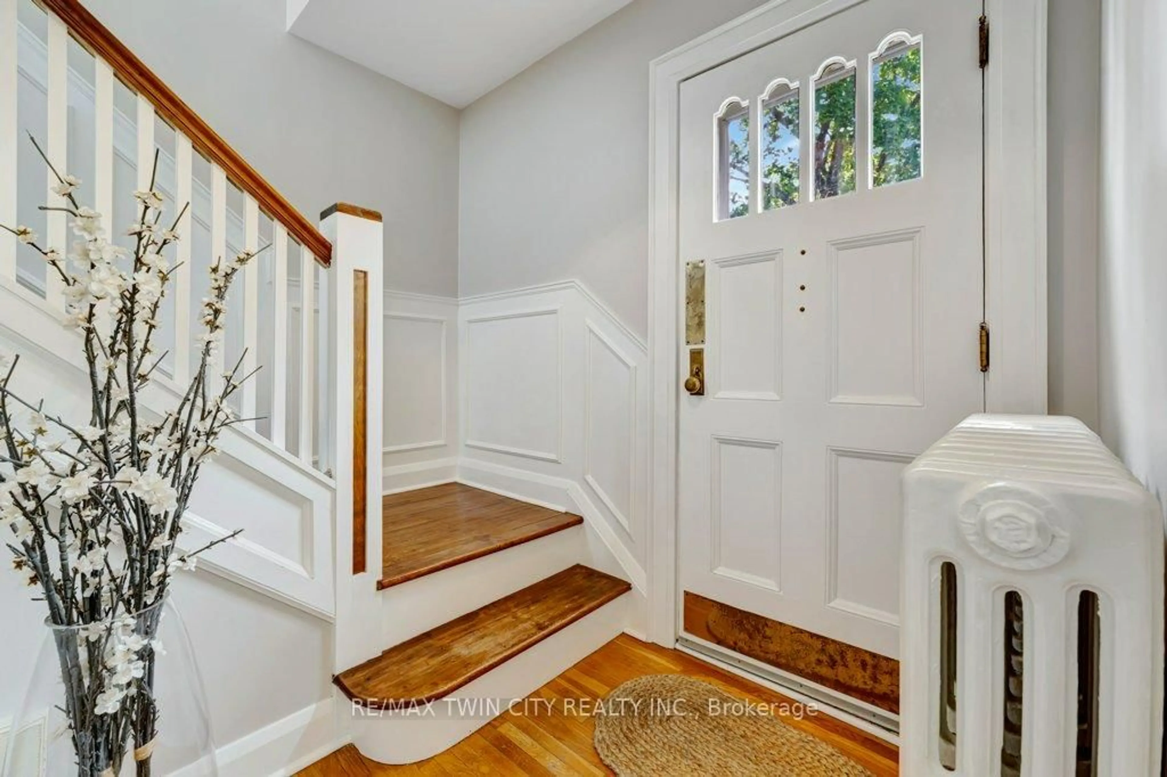 Indoor entryway for 18 Ball Ave, Cambridge Ontario N1R 2A1