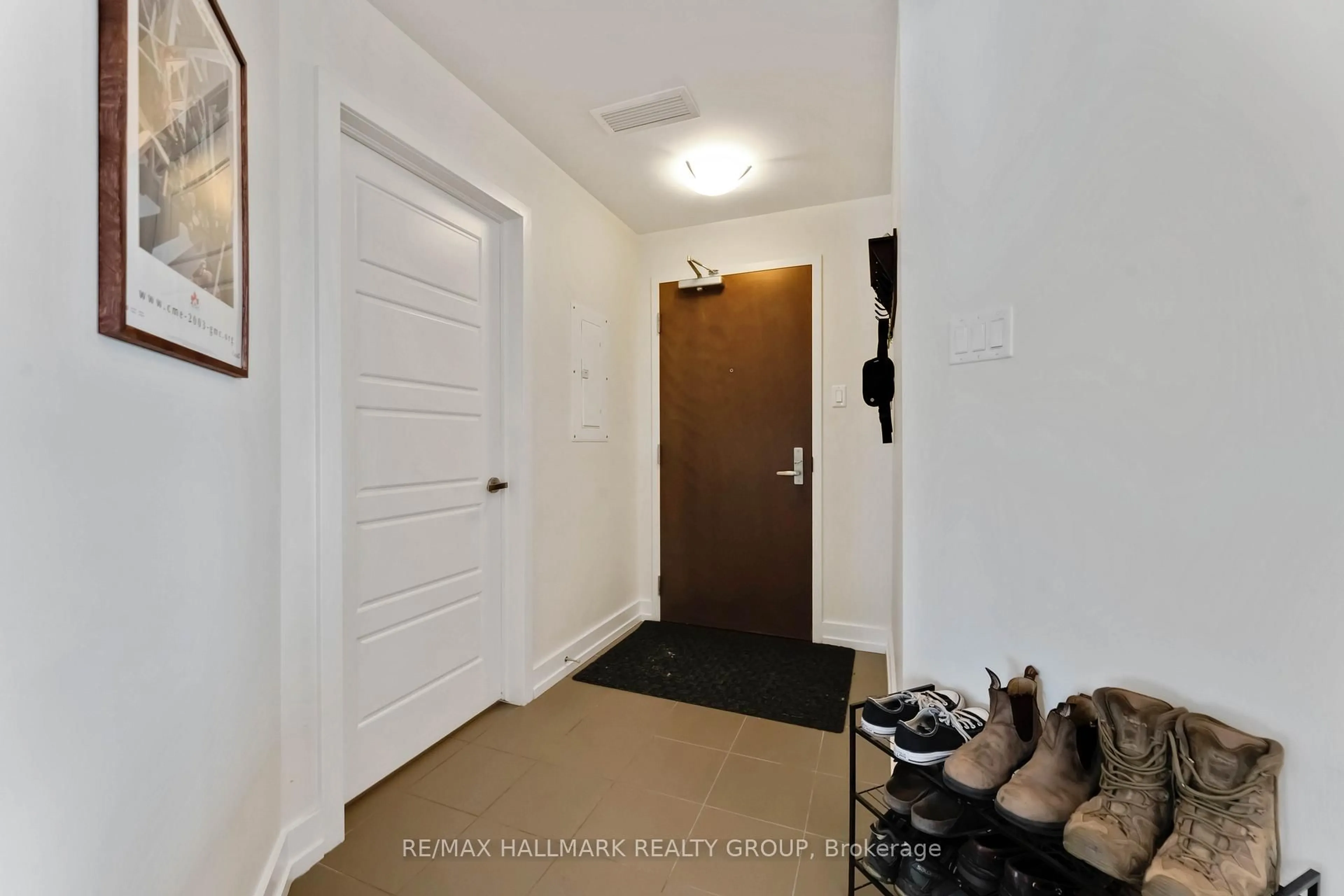 Indoor entryway for 330 TITAN Private #510, Ottawa Ontario K2G 1G3