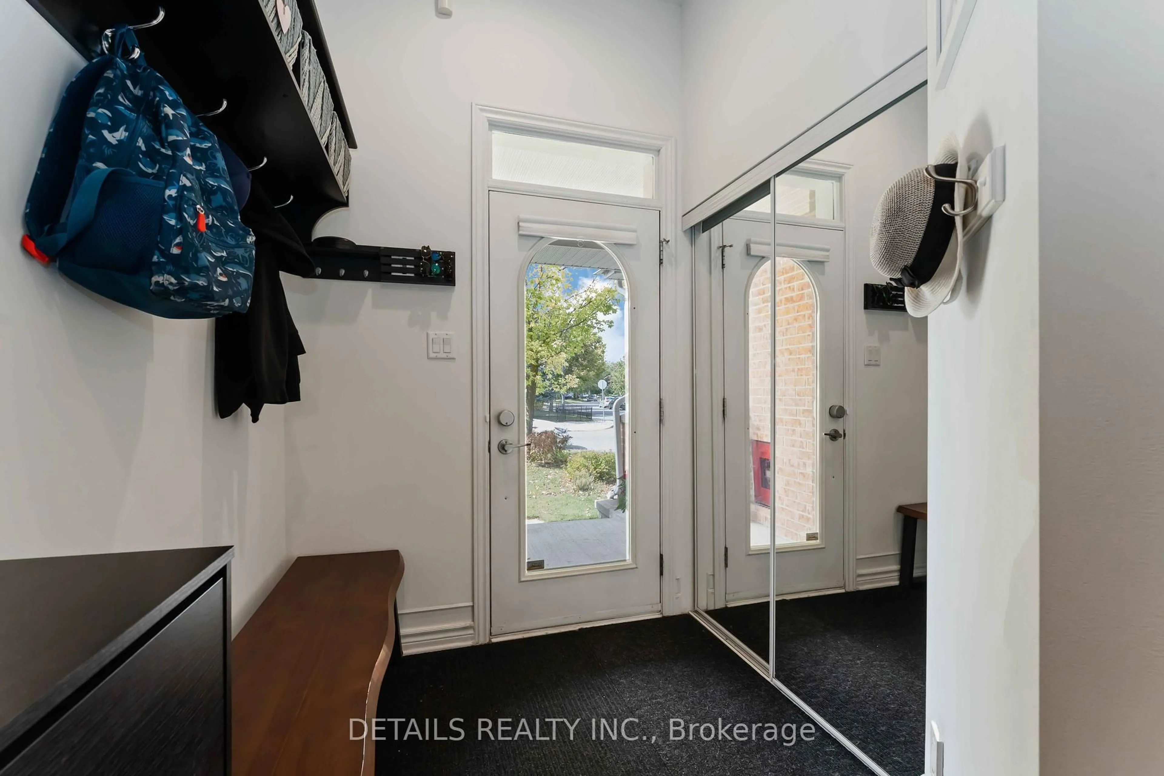 Indoor entryway for 258 Stedman St, Ottawa Ontario K1T 0C1