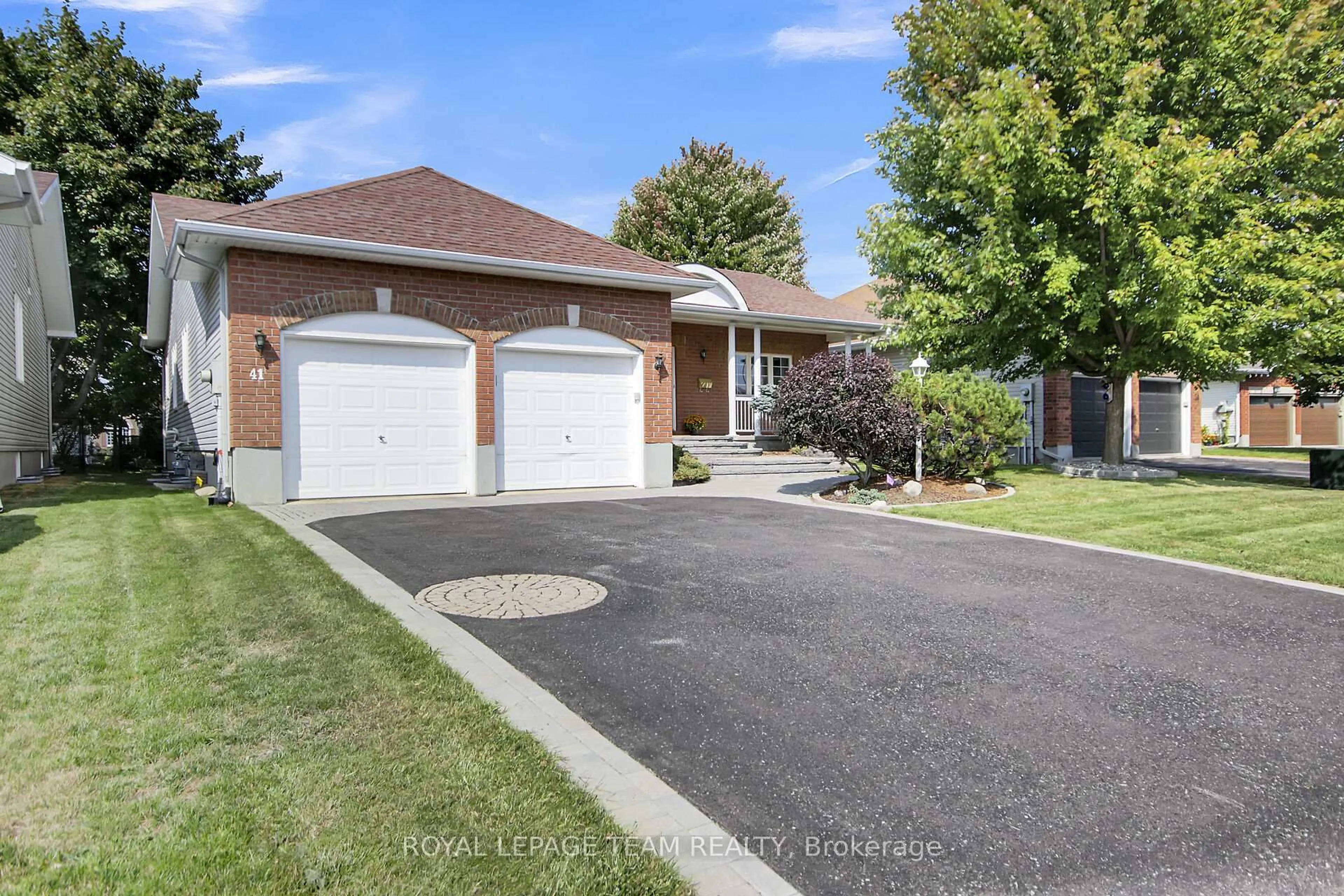 A pic from outside/outdoor area/front of a property/back of a property/a pic from drone, street for 41 Jacqueline Cres, Ottawa Ontario K2S 1M2