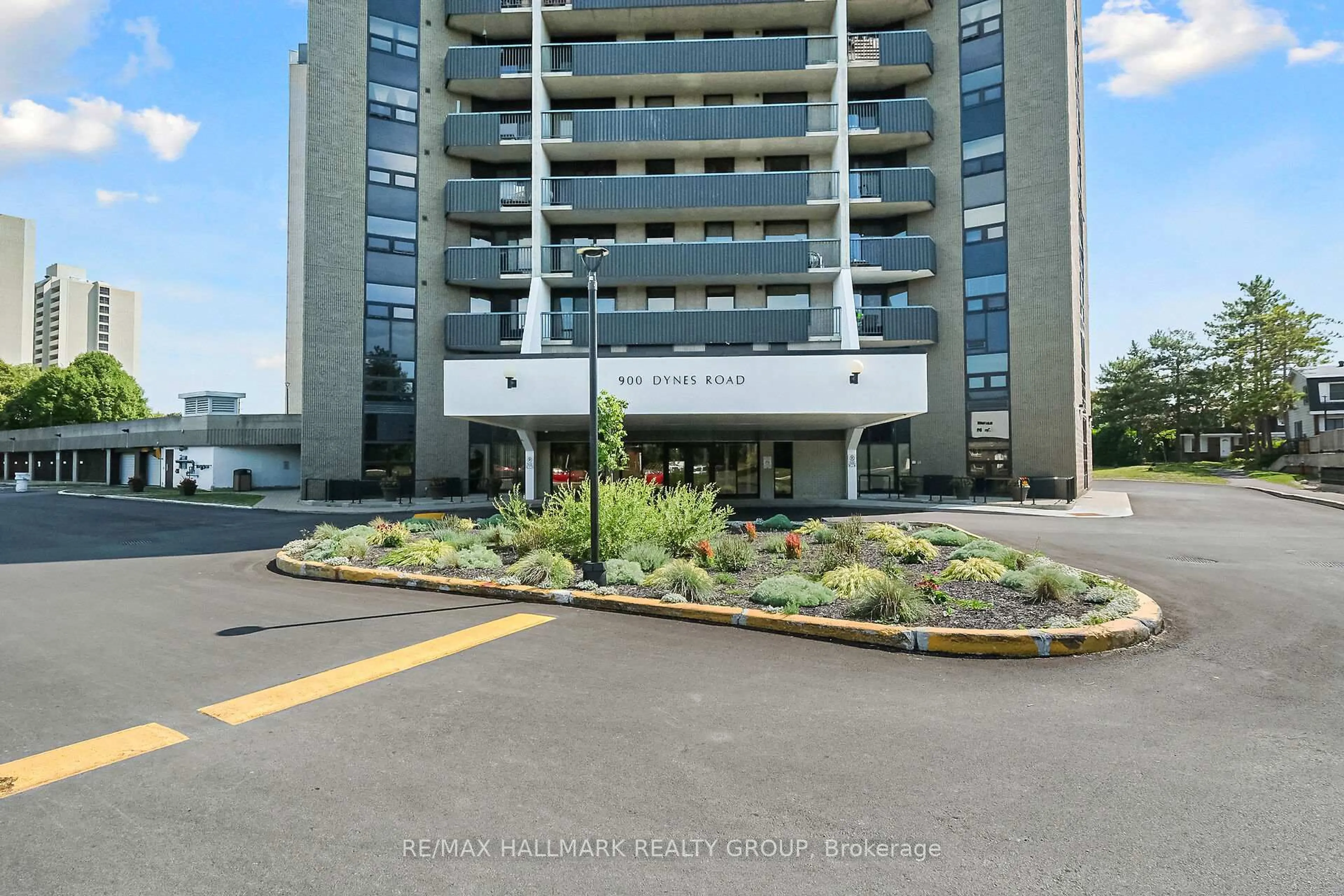 Indoor foyer for 900 Dynes Rd #1904, Ottawa Ontario K2C 3L6
