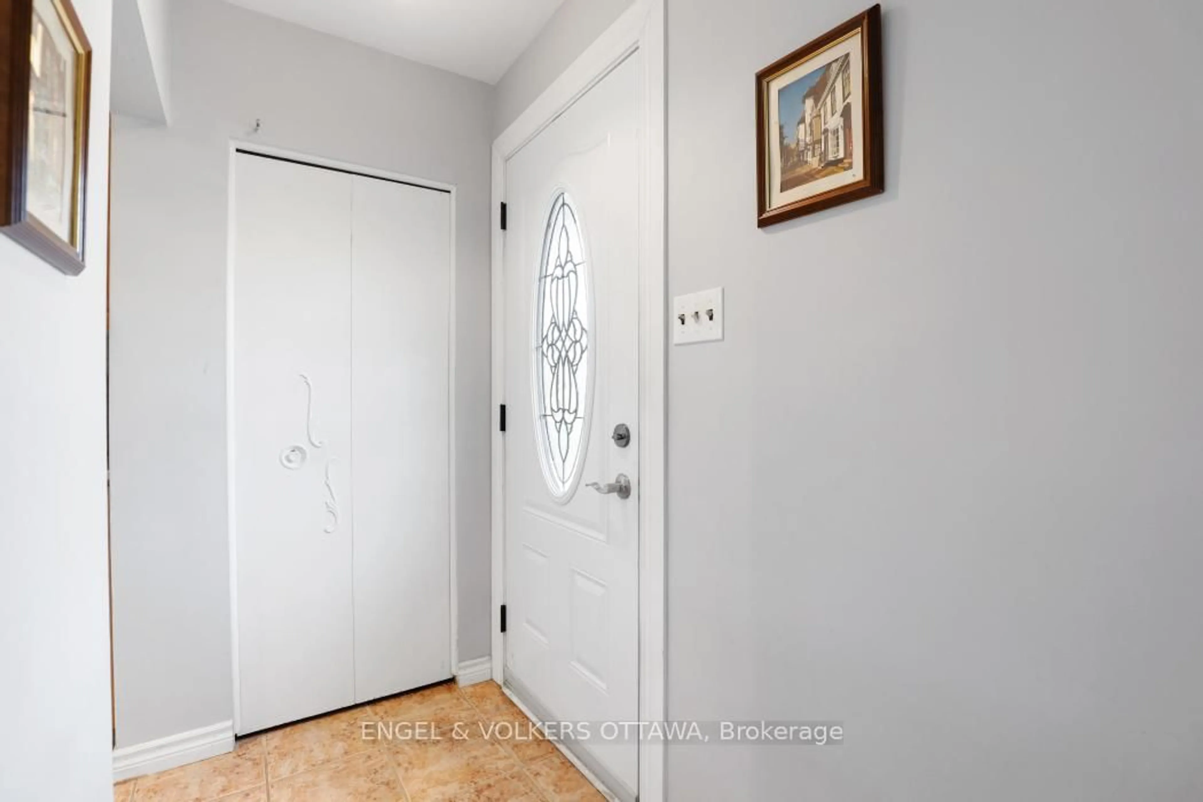 Indoor entryway for 814 Pleasant Park Rd, Ottawa Ontario K1G 1Y9