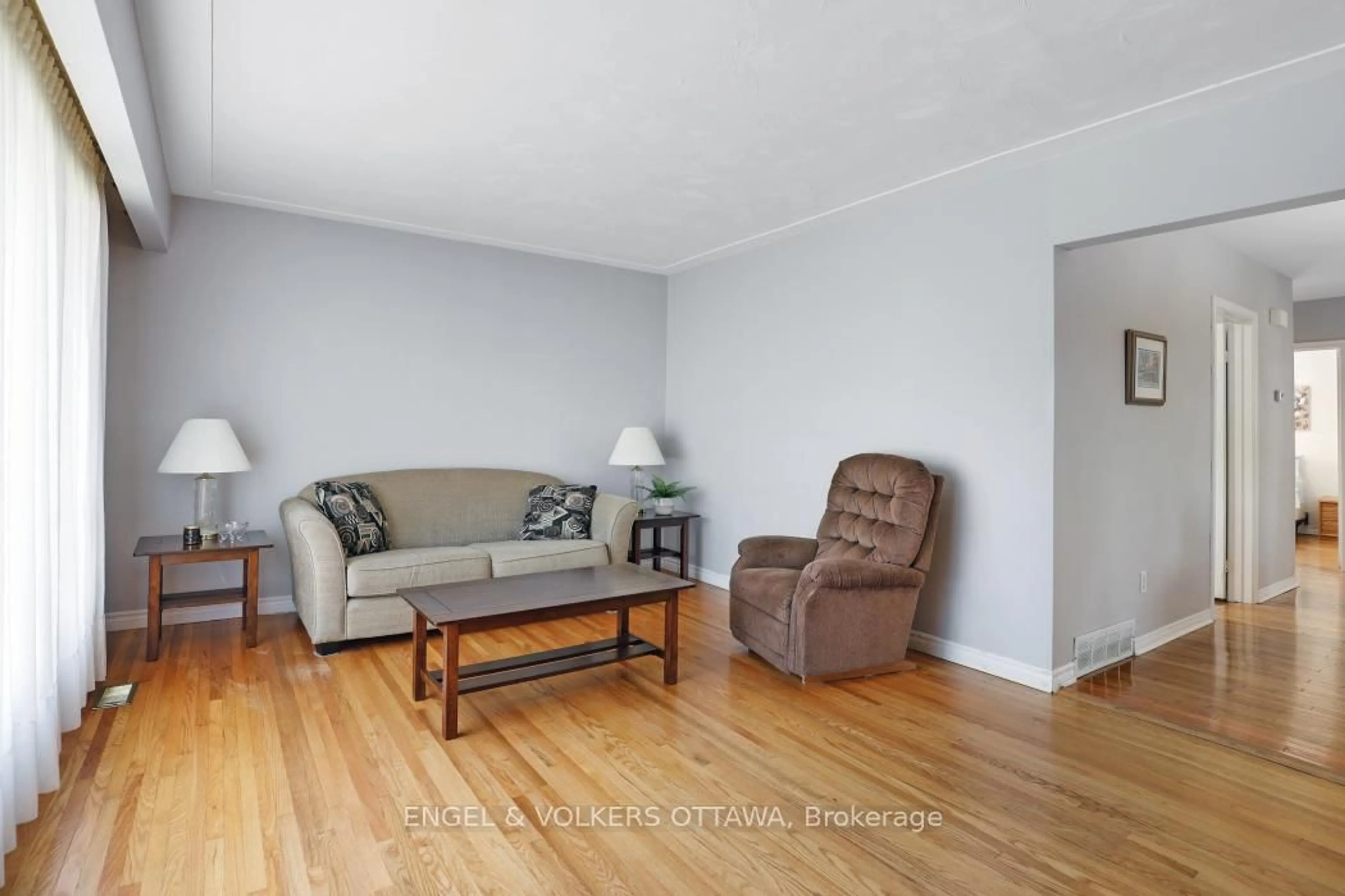 Living room with furniture, wood/laminate floor for 814 Pleasant Park Rd, Ottawa Ontario K1G 1Y9