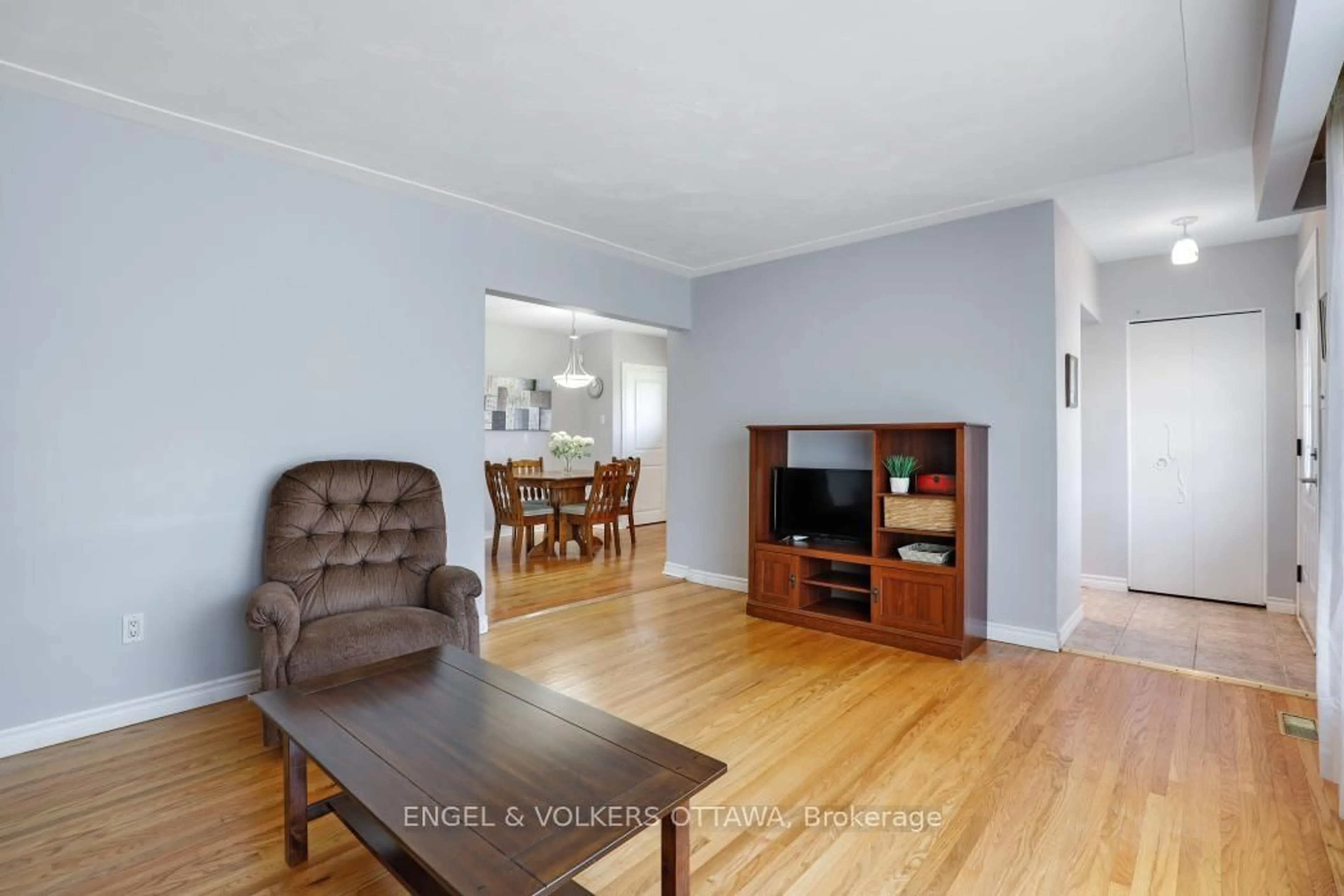 Living room with furniture, wood/laminate floor for 814 Pleasant Park Rd, Ottawa Ontario K1G 1Y9