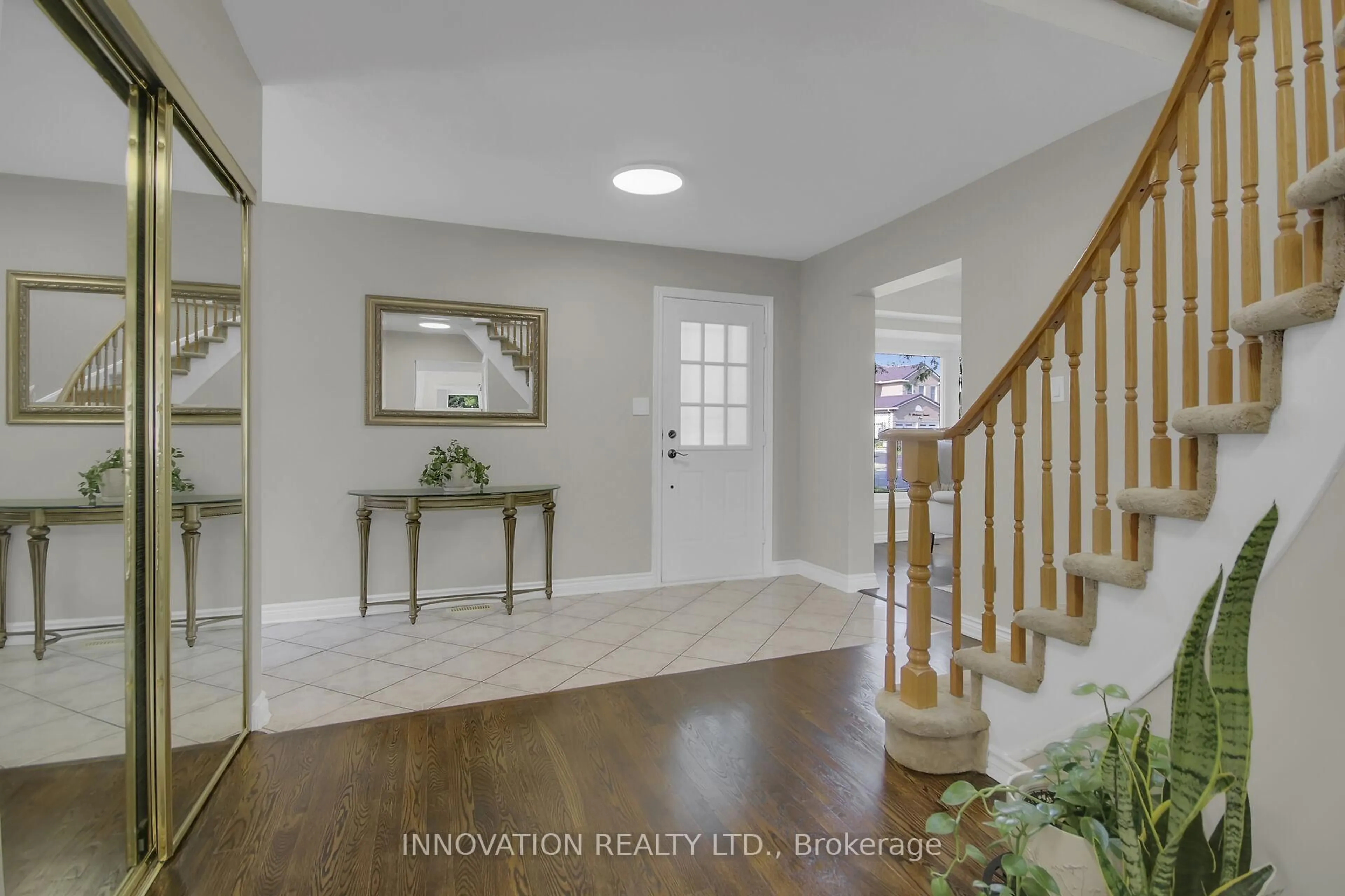 Indoor entryway for 76 Chickasaw Cres, Kanata Ontario K2M 1M7