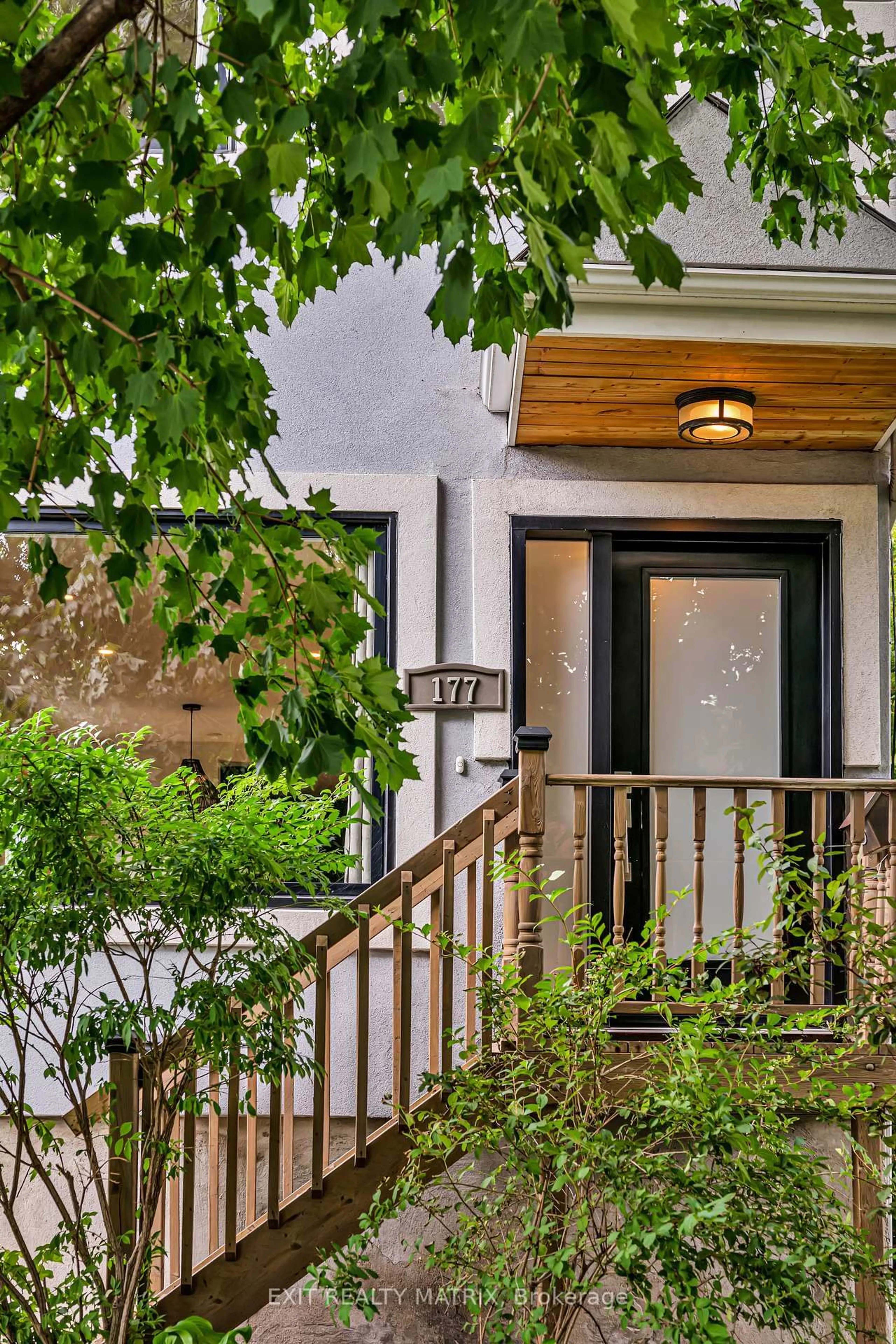 Indoor entryway for 177 Hawthorne Ave, Ottawa Ontario K1S 0B4