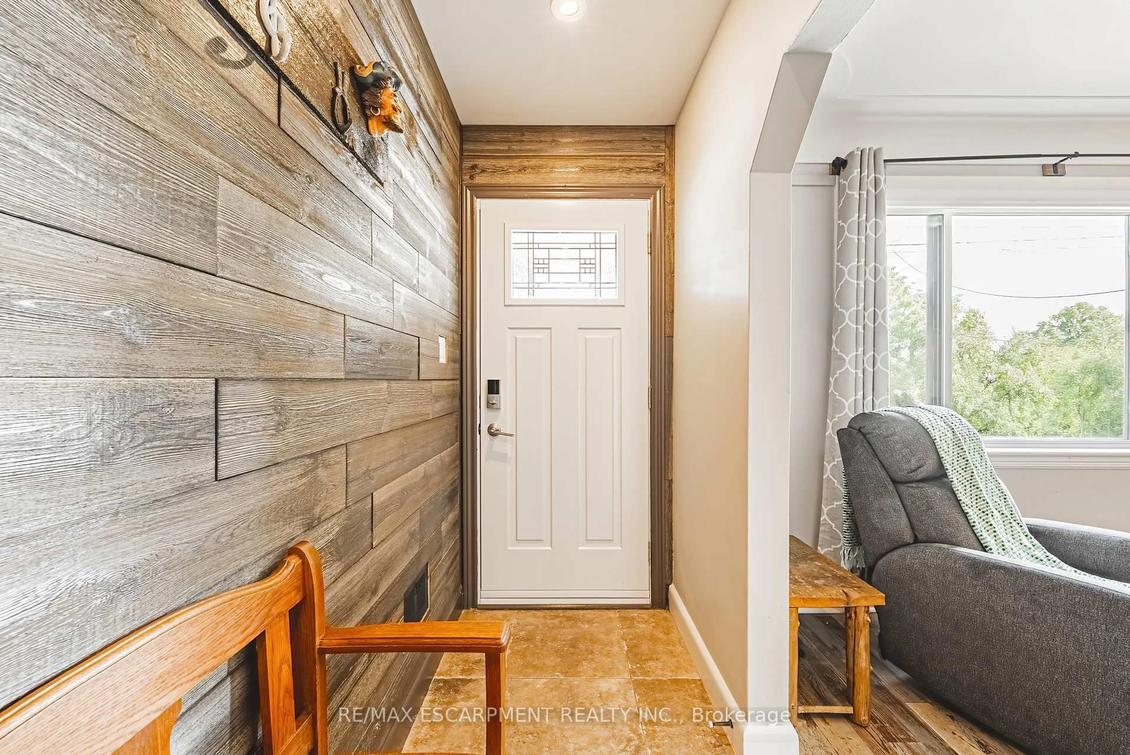 Indoor entryway for 94 Malta Dr, Hamilton Ontario L8K 4S8