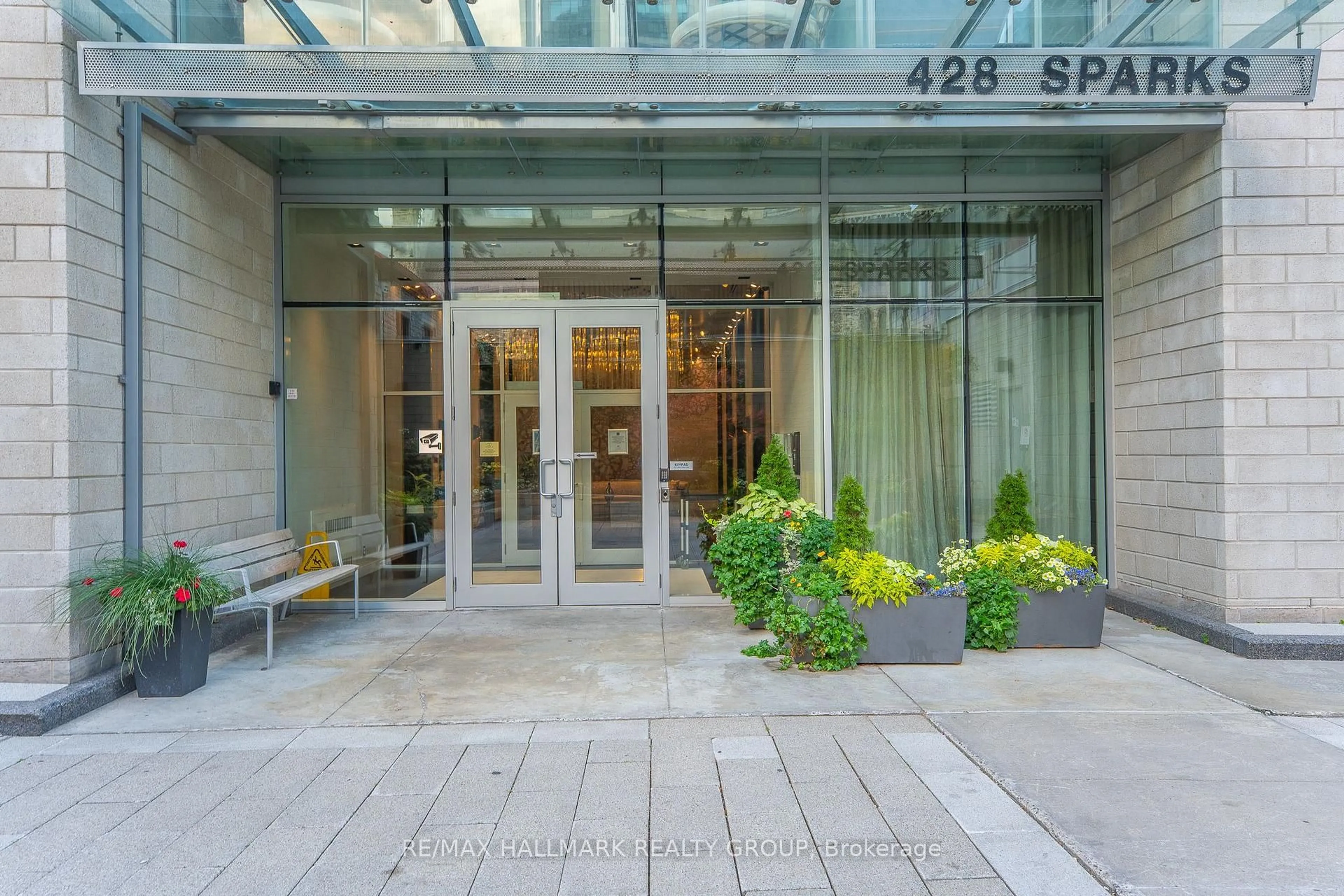 Indoor foyer for 428 Sparks St #2001, Ottawa Ontario K1R 0B3