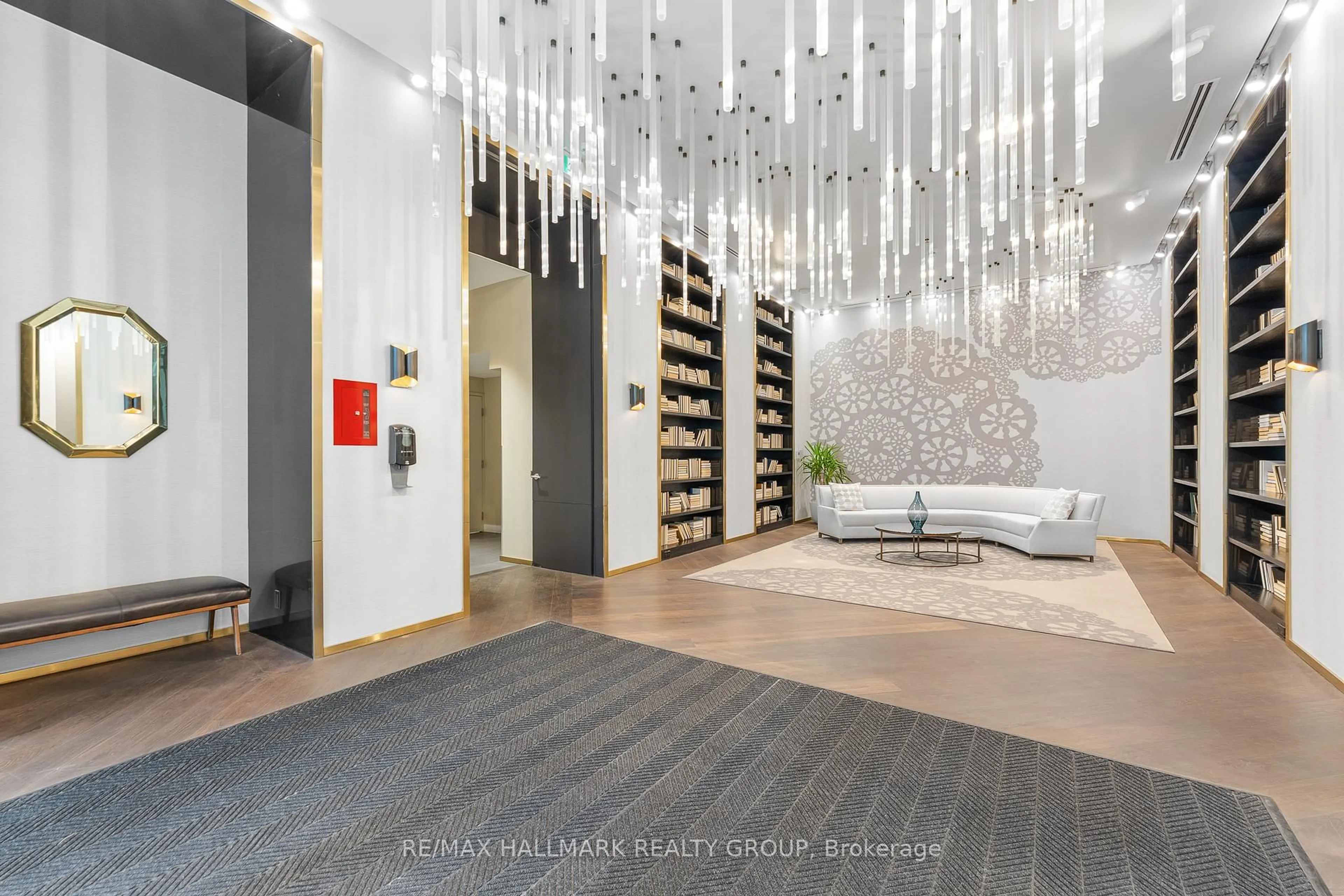 Indoor foyer for 428 Sparks St #2001, Ottawa Ontario K1R 0B3