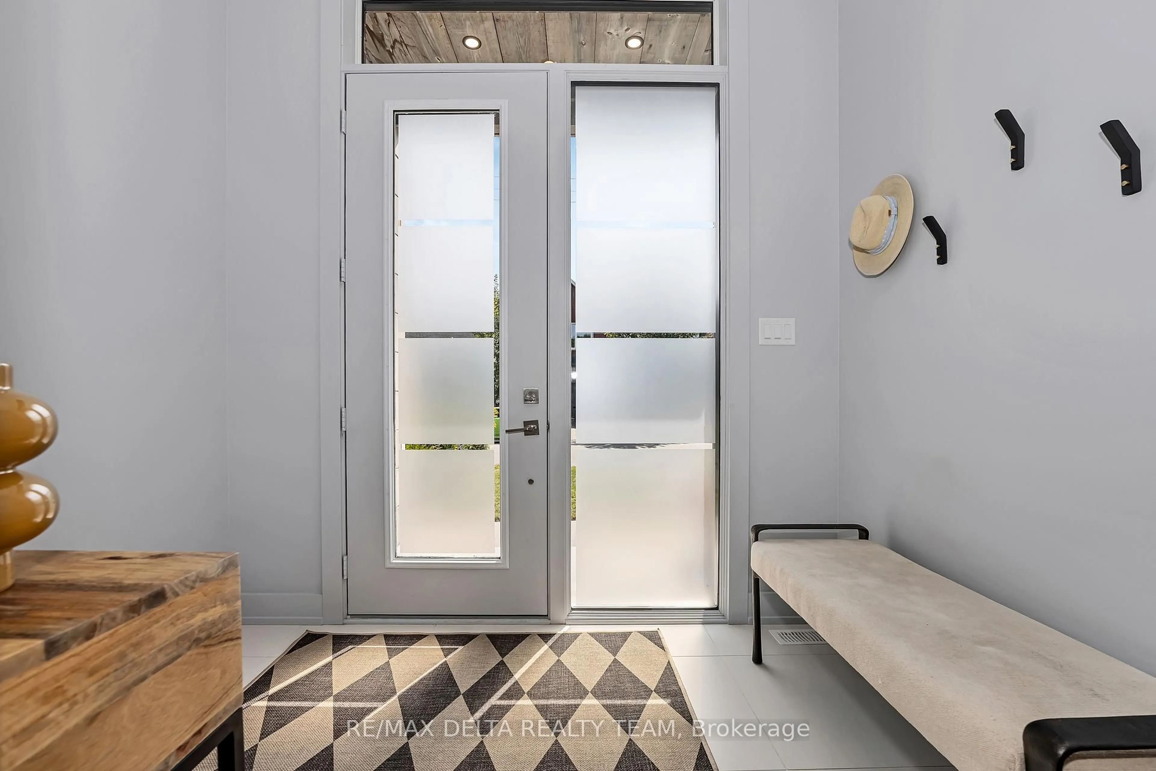 Indoor entryway for 1179 Kingston Ave, Ottawa Ontario K1Z 8K5