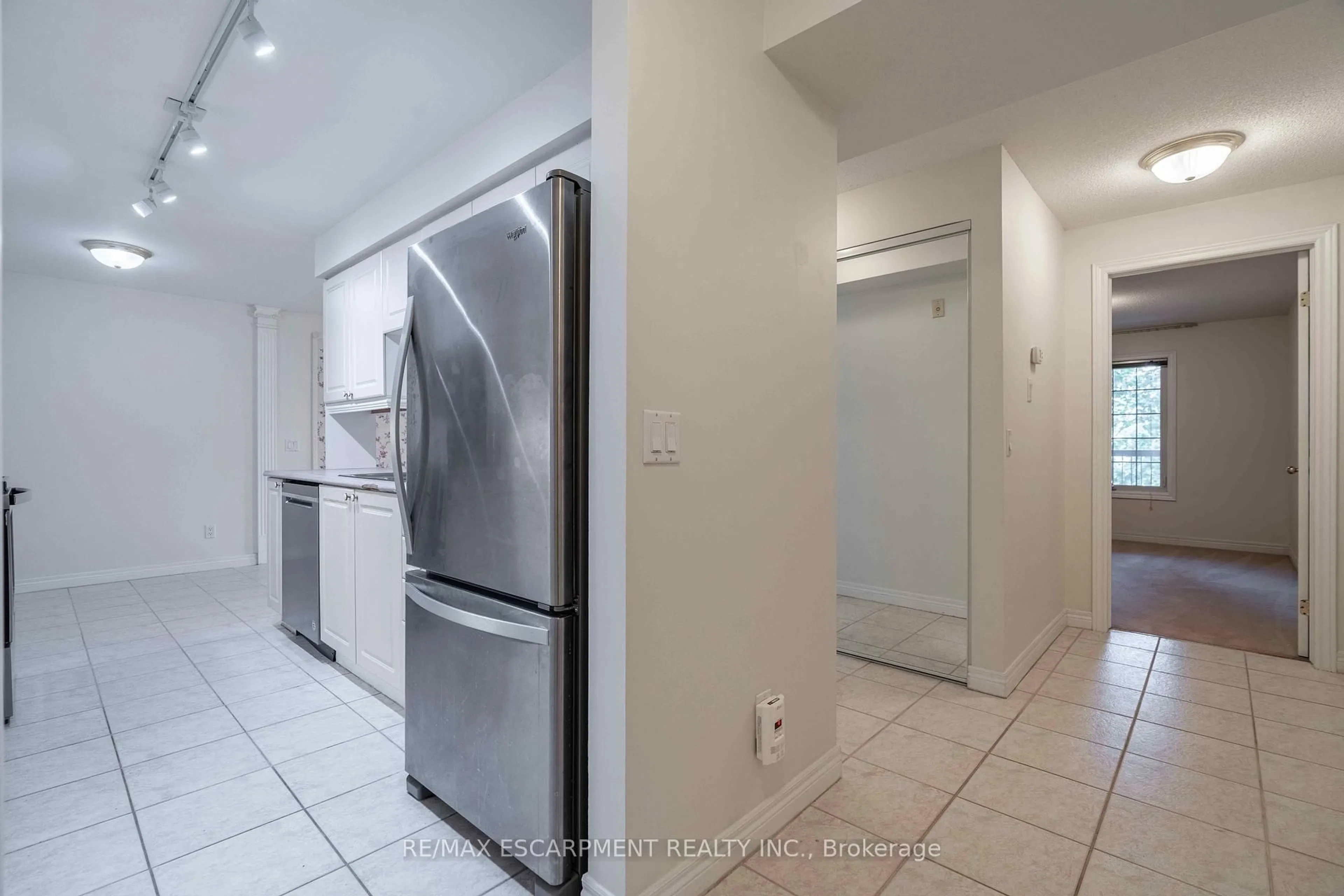 Standard kitchen, ceramic/tile floor for 980 Golf Links Rd #207, Hamilton Ontario L9K 1J8