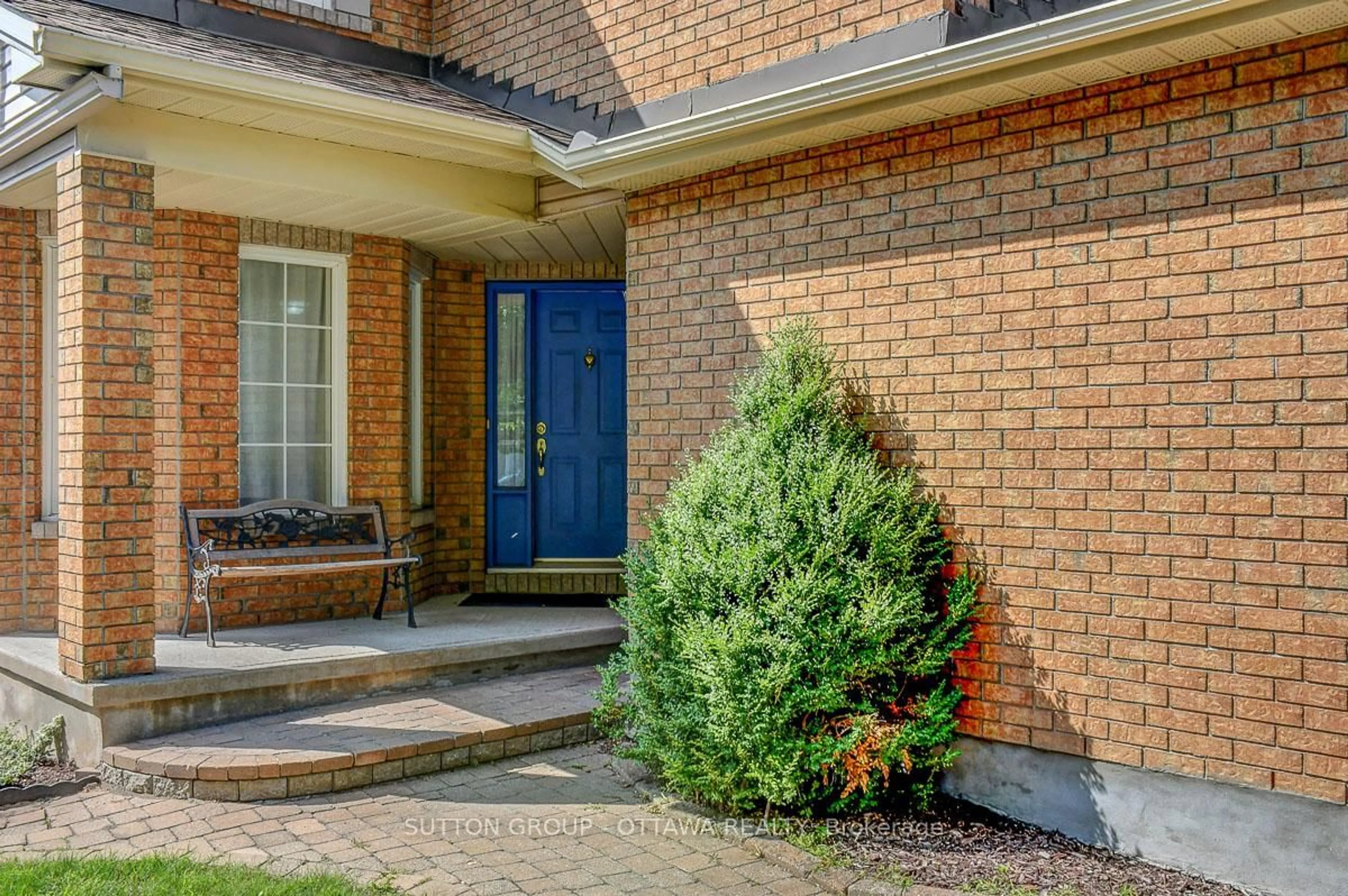 Home with brick exterior material, street for 982 Como Cres, Orleans Ontario K4A 3Z6