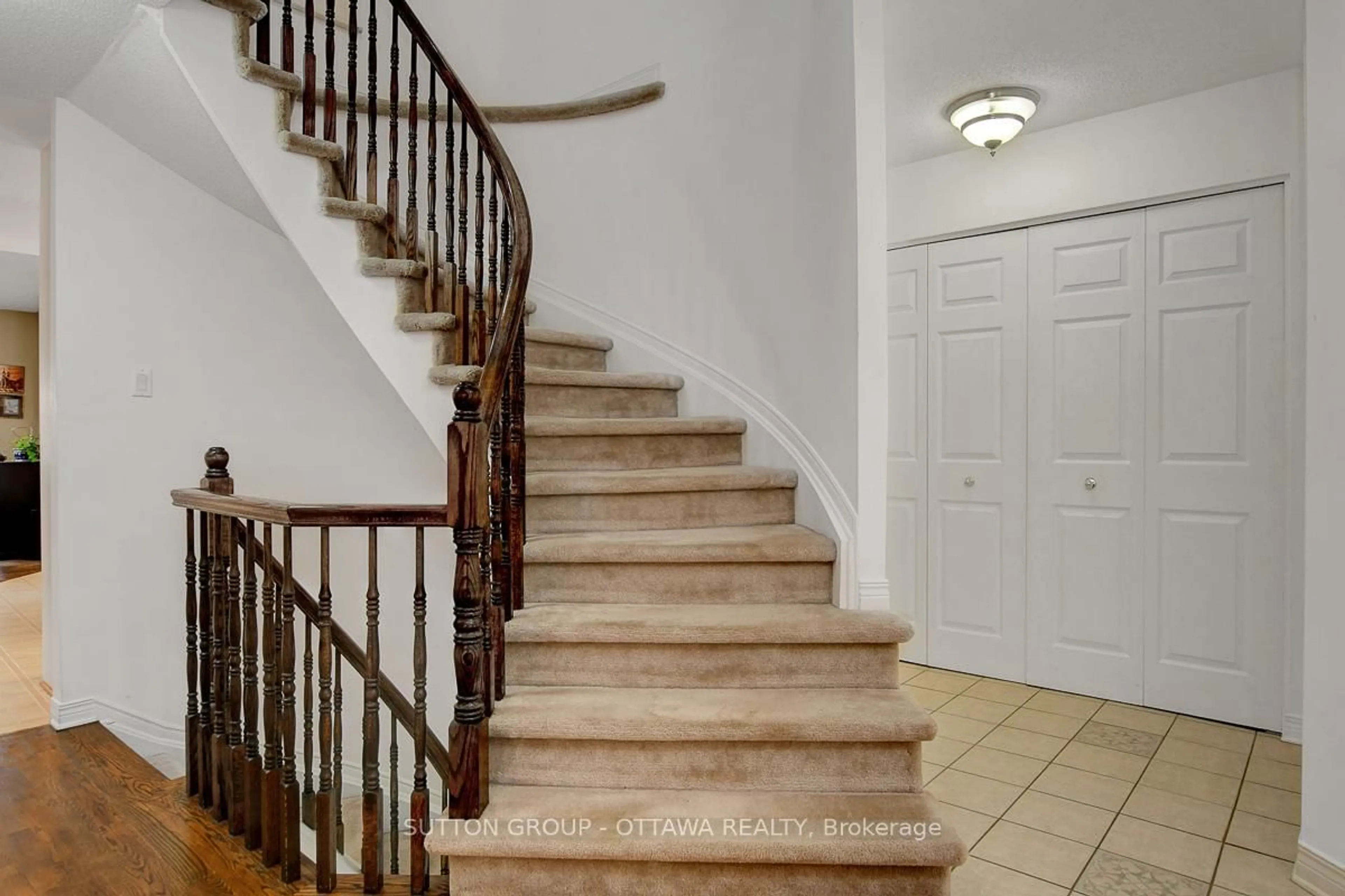 Stairs for 982 Como Cres, Orleans Ontario K4A 3Z6