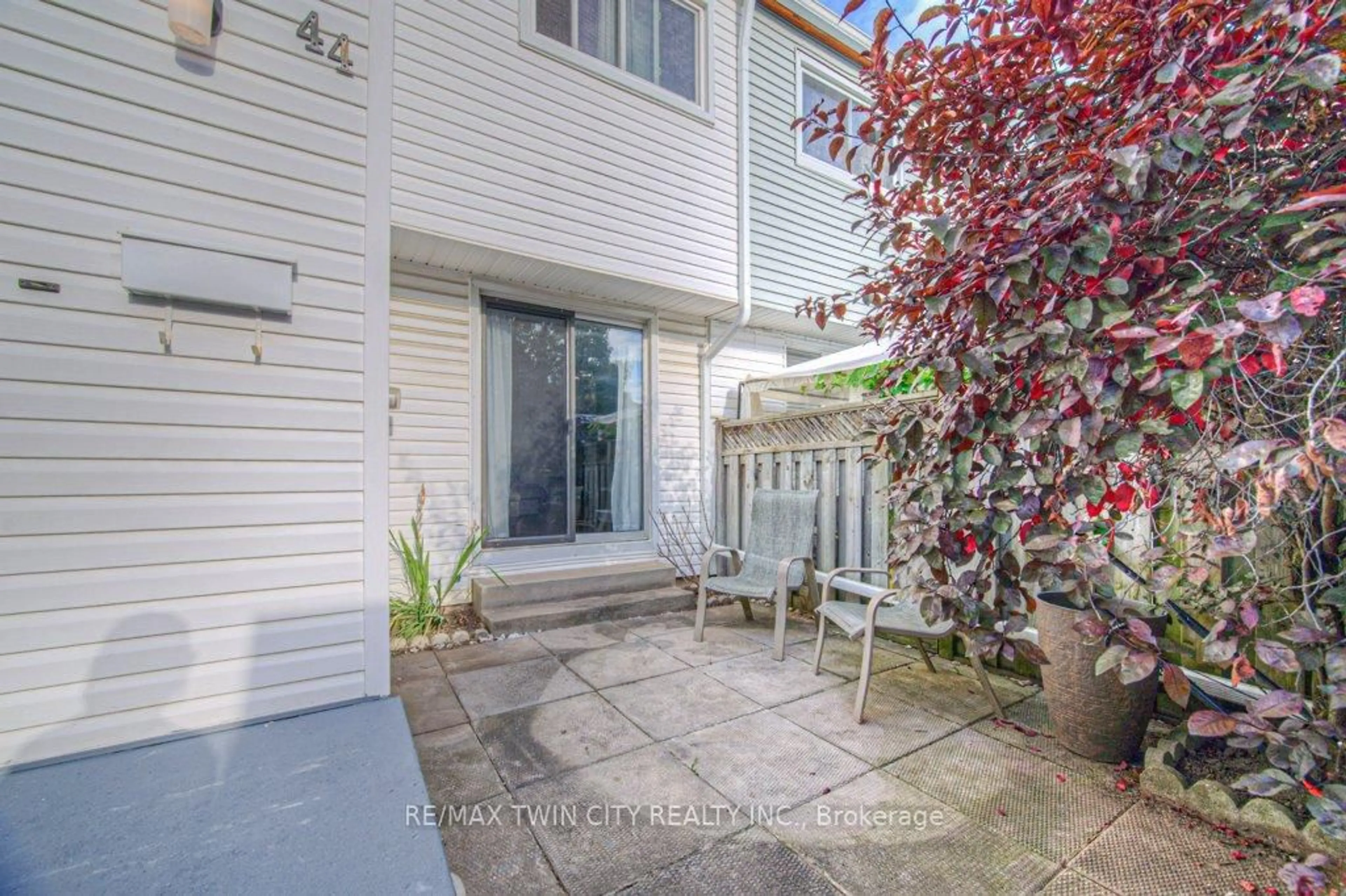 Patio, street for 44 Frobisher Crt, Cambridge Ontario N1R 6Z5
