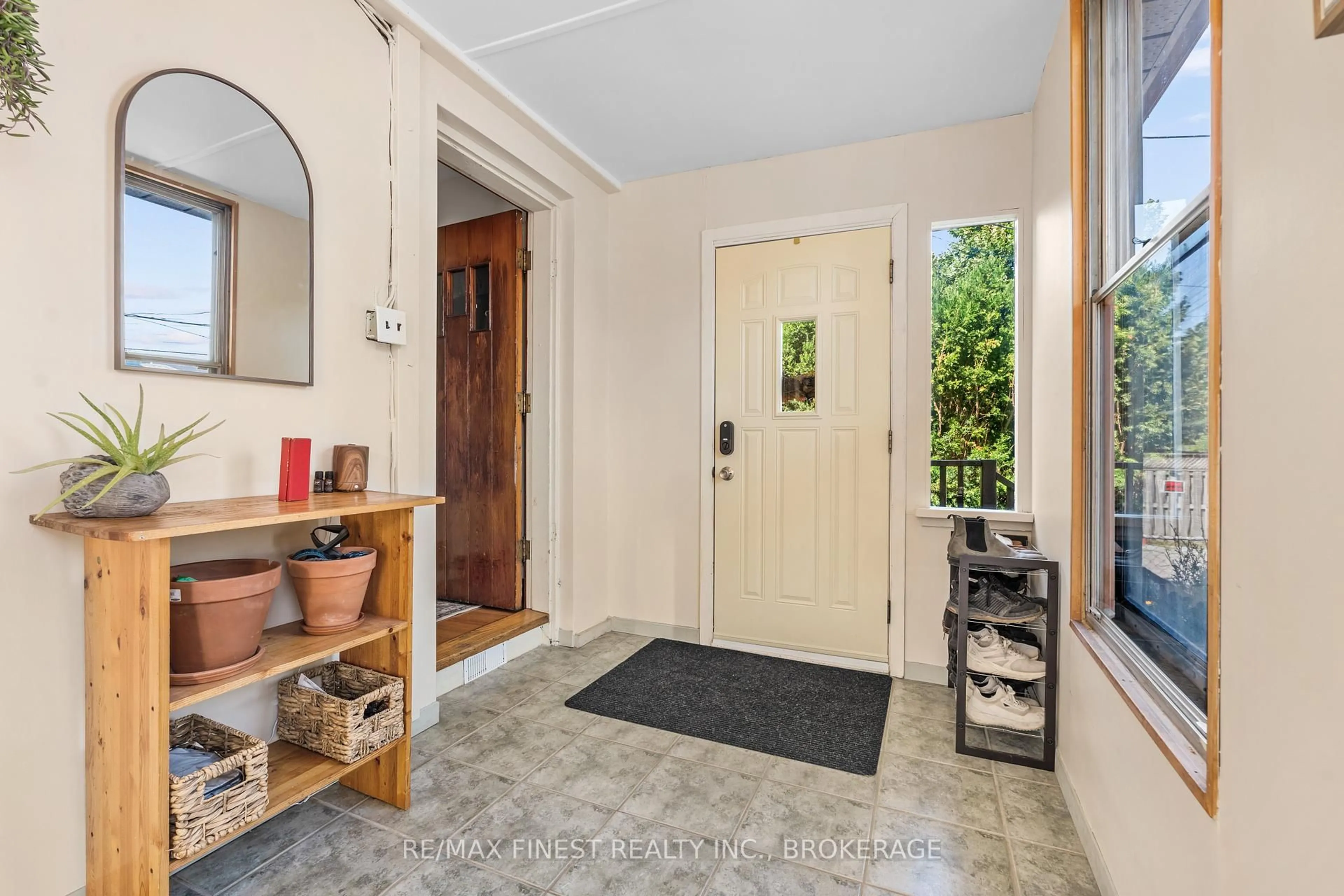 Indoor entryway for 14 Graham Ave, Kingston Ontario K7L 4H3