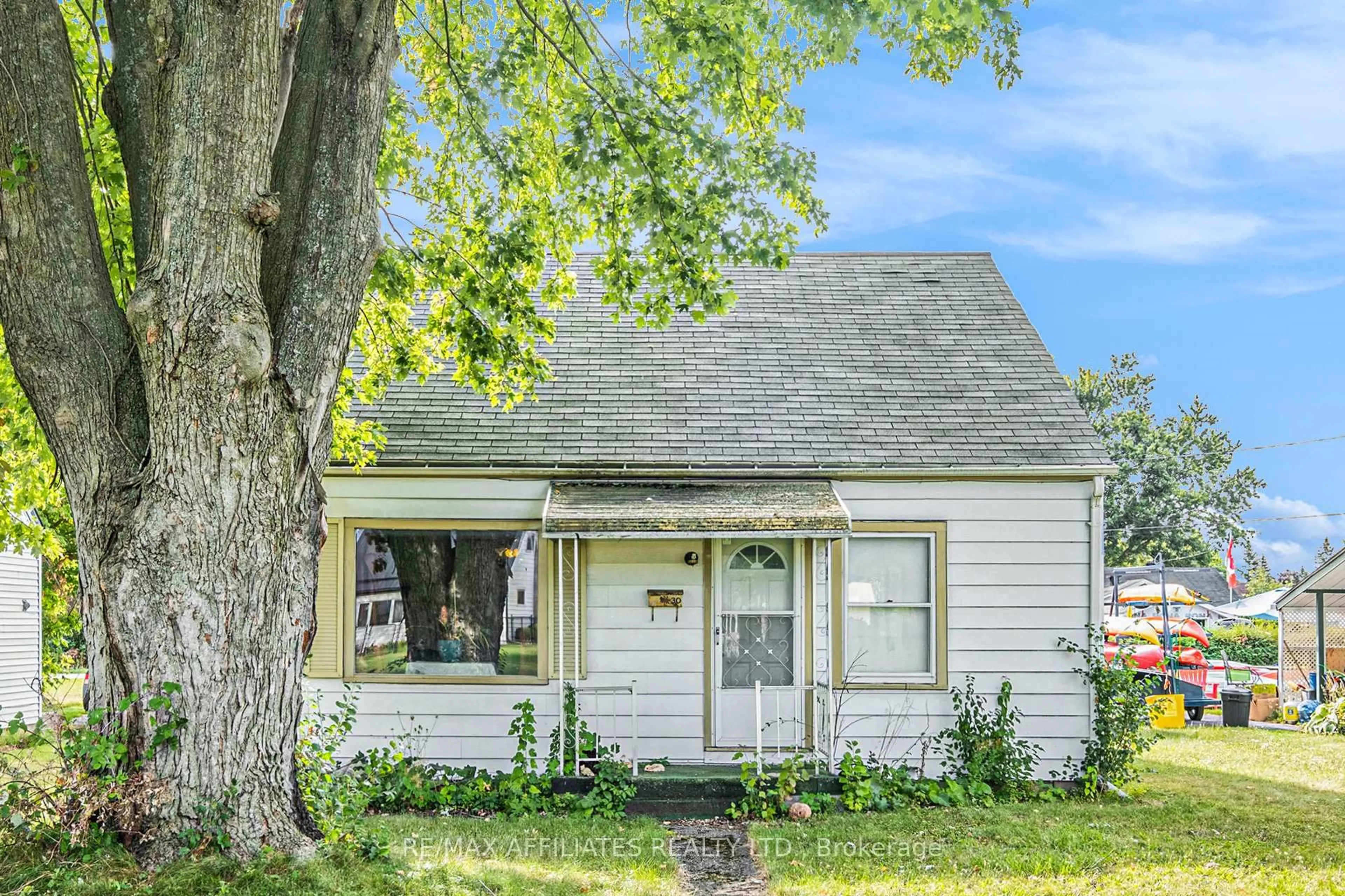 Home with vinyl exterior material, street for 30 Roosevelt Dr, Smiths Falls Ontario K7A 3J8