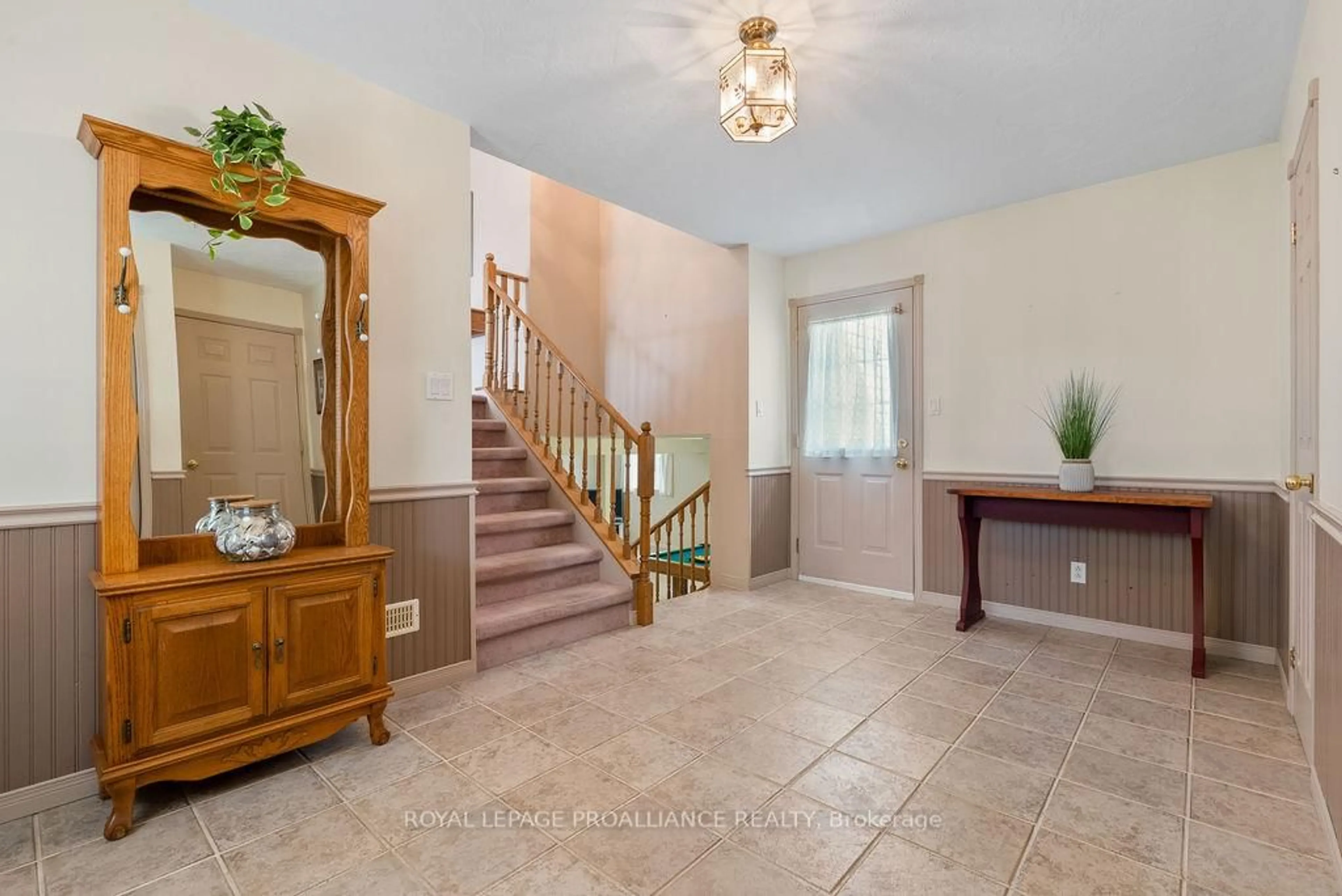 Indoor foyer for 16868 Telephone Rd, Ingleside Ontario K8V 5P4