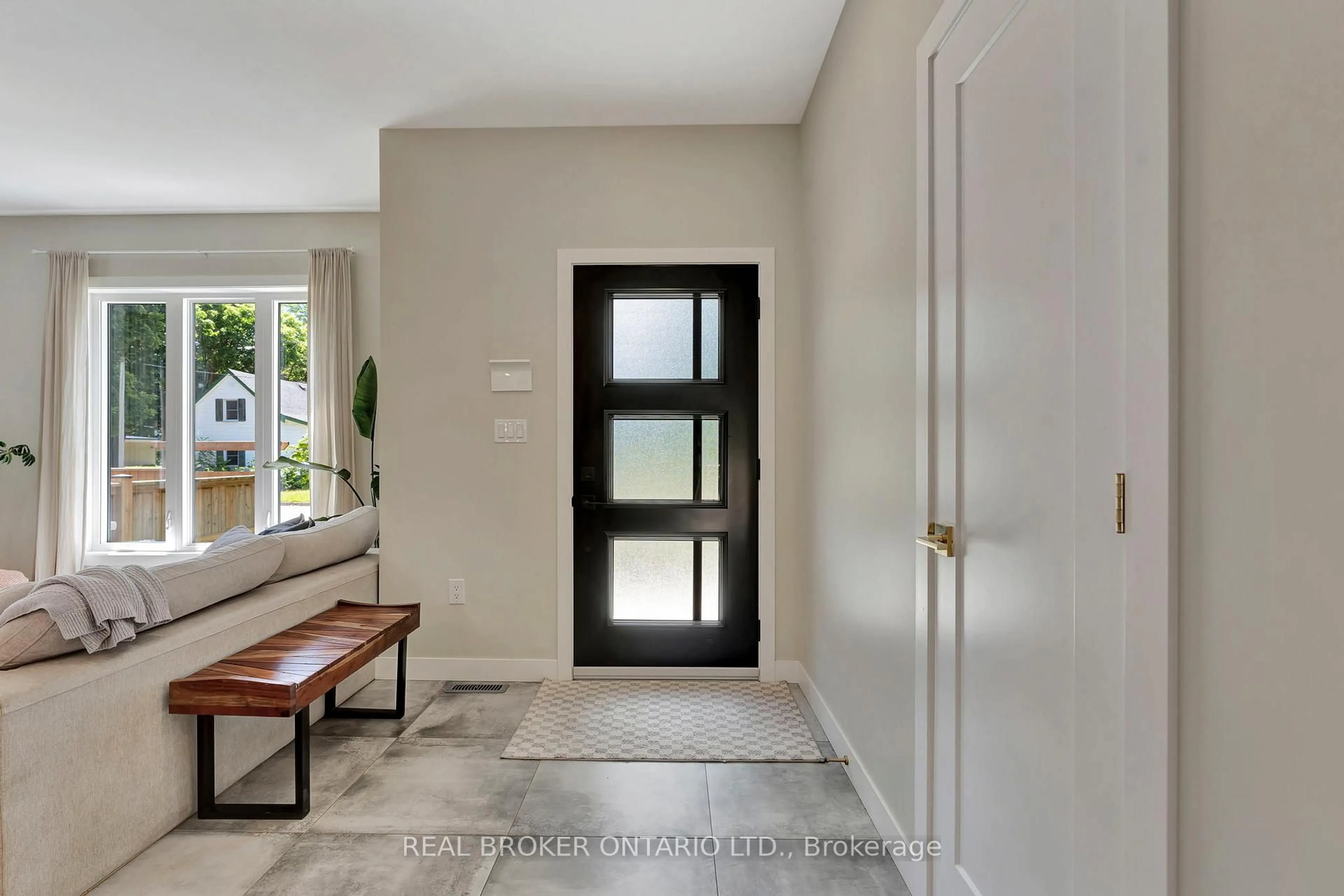 Indoor entryway for 21 North St, Aylmer Ontario N5H 2Y5