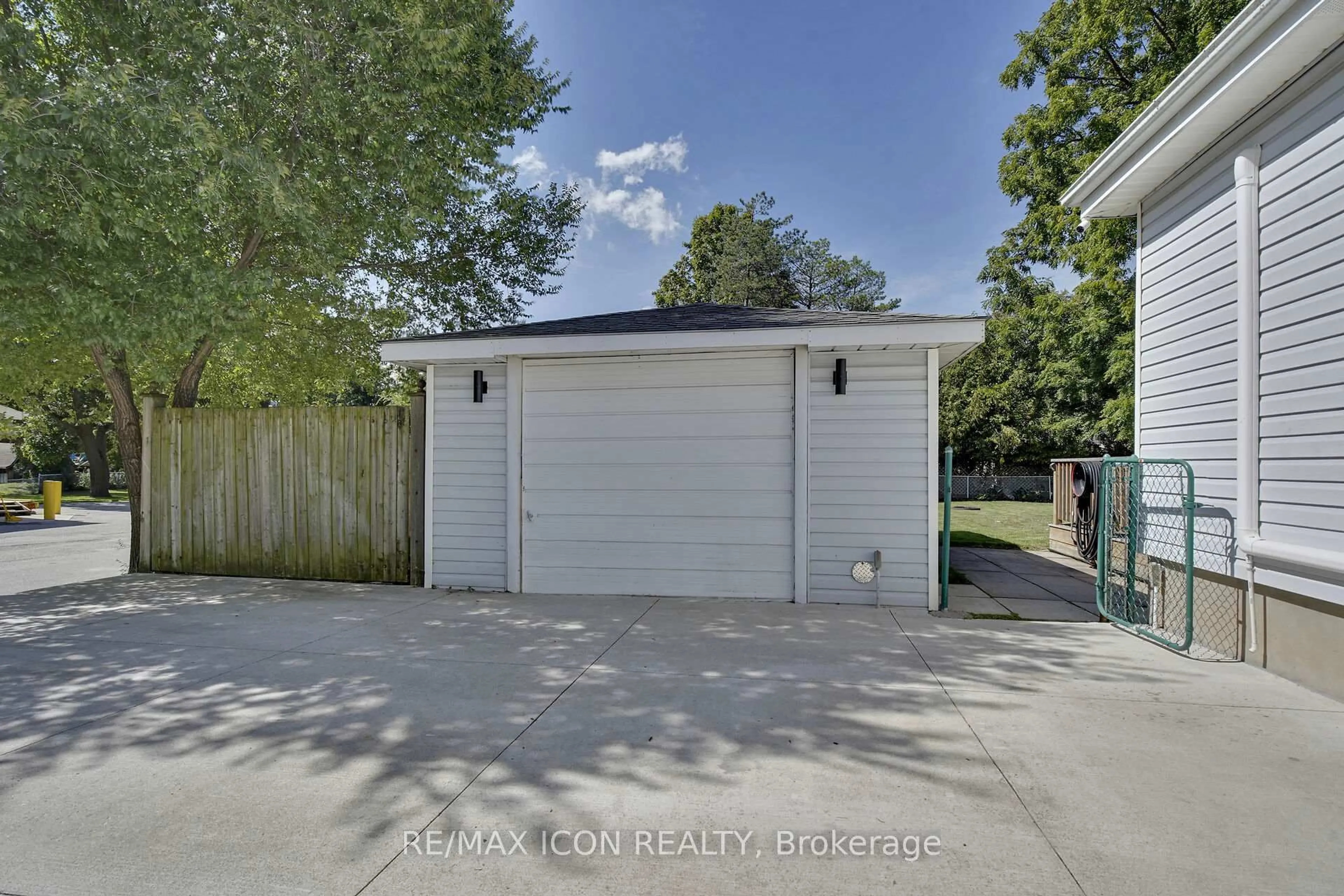 Indoor garage for 14113 Belmont Rd, Central Elgin Ontario N0L 1B0