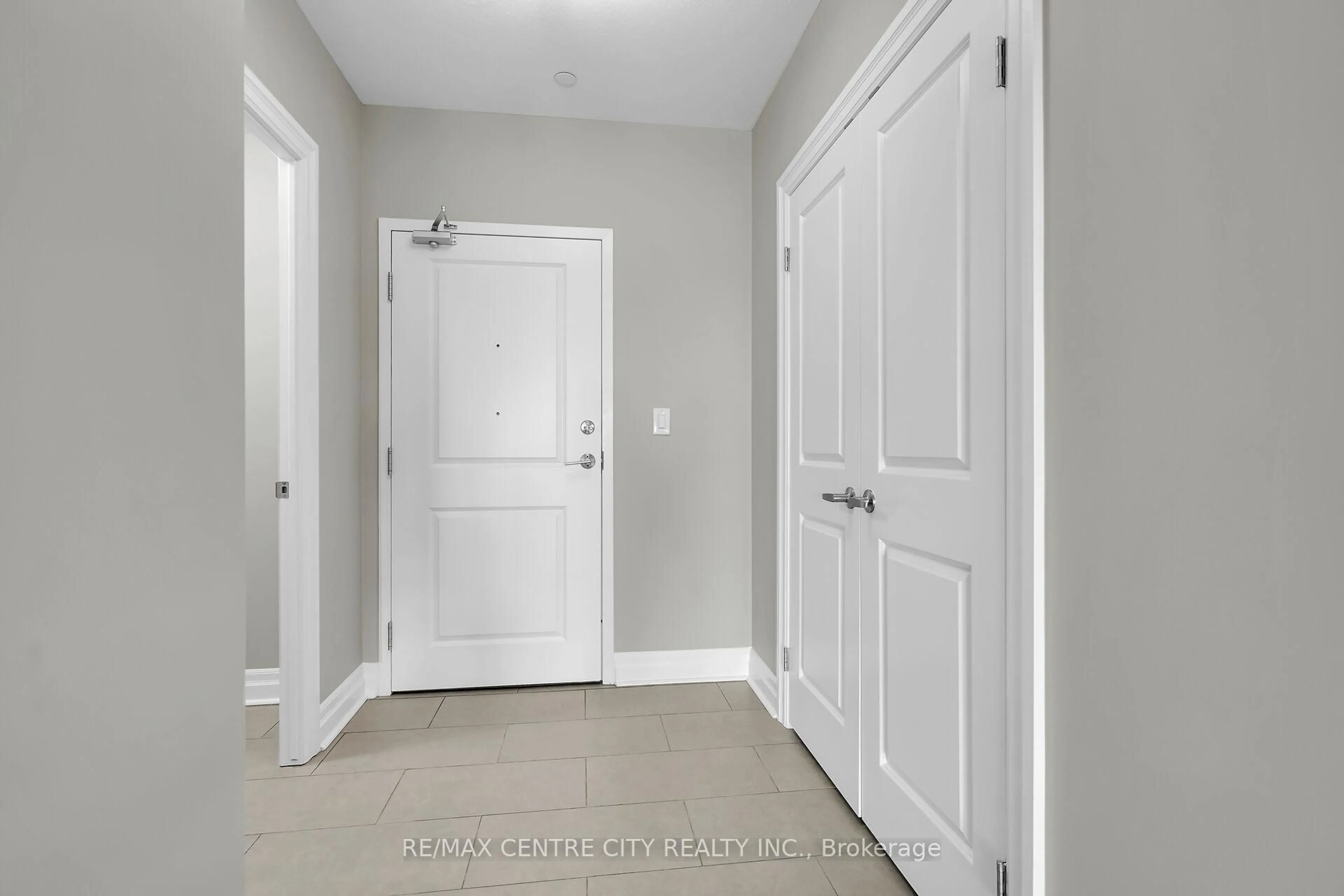 Indoor entryway for 260 Villagewalk Blvd #801, London North Ontario N6G 0W6