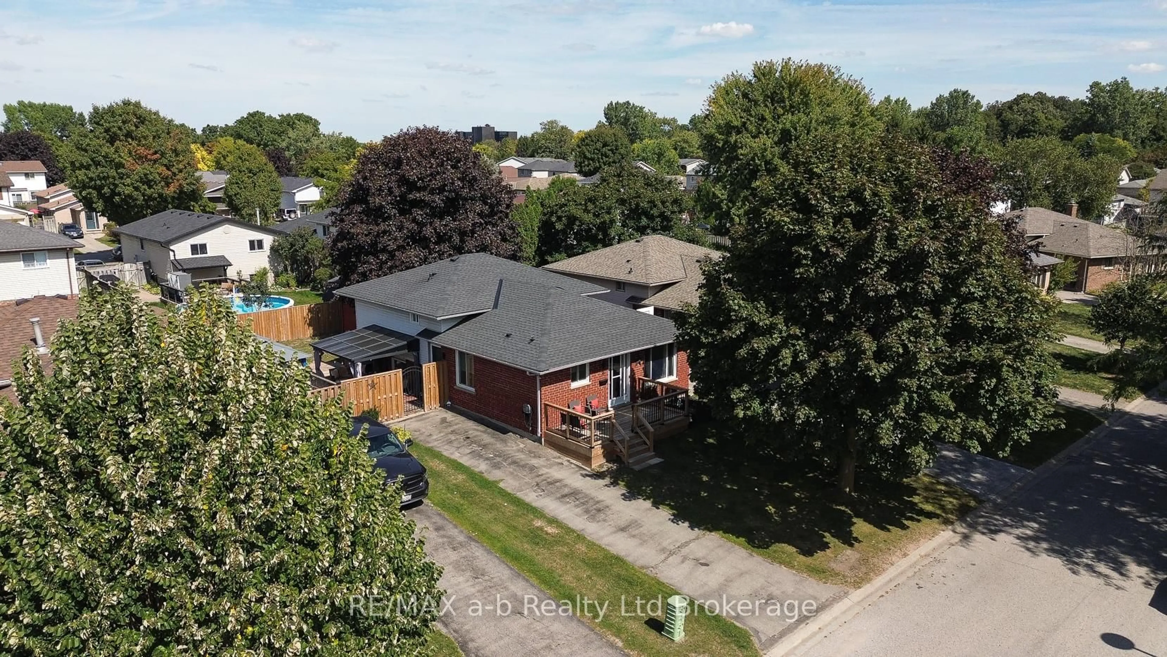 A pic from outside/outdoor area/front of a property/back of a property/a pic from drone, street for 36 Portsmouth Rd, London East Ontario N5V 4E2
