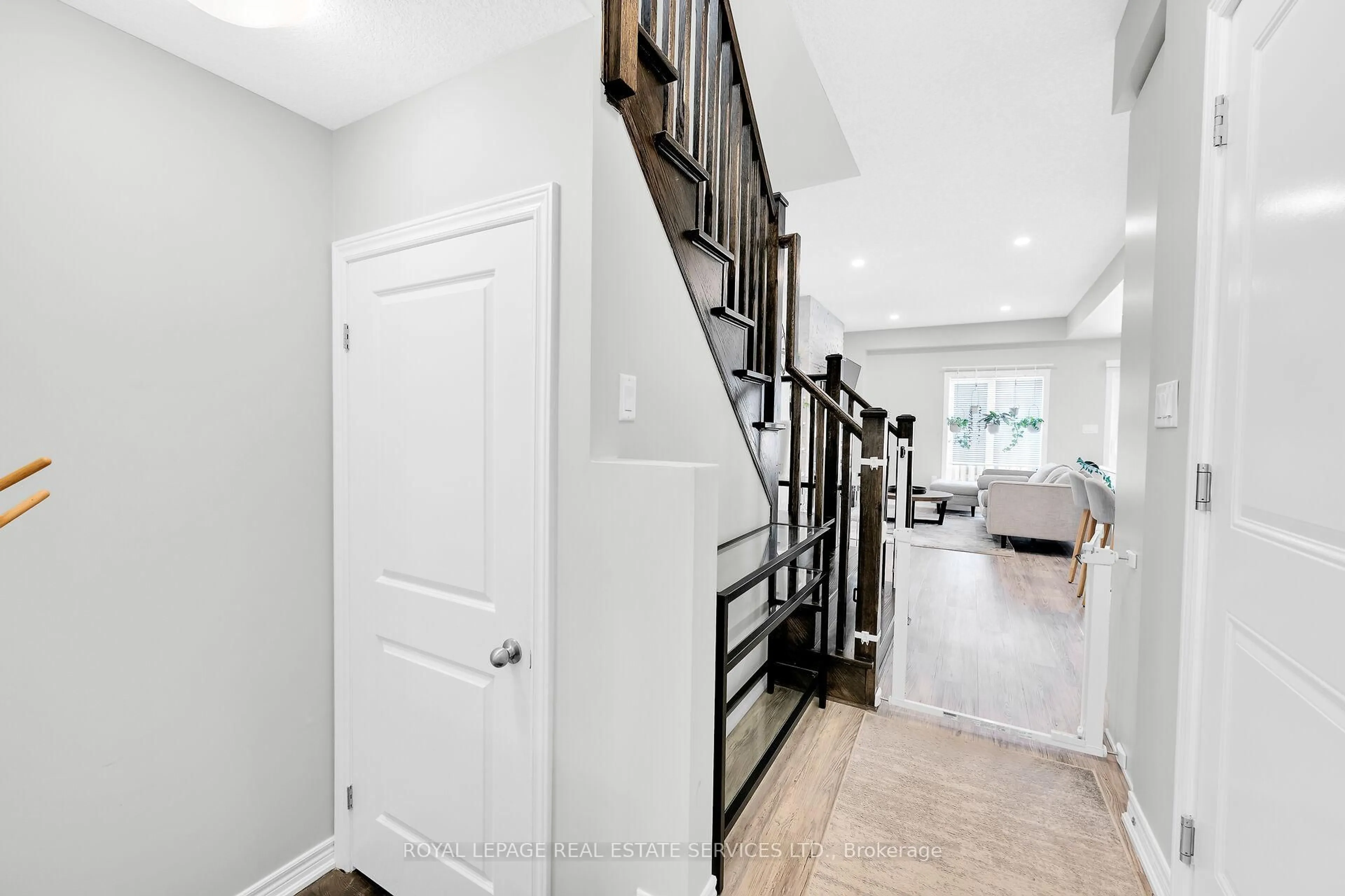 Indoor entryway for 21 Garlent Ave, Hamilton Ontario L9K 0J9