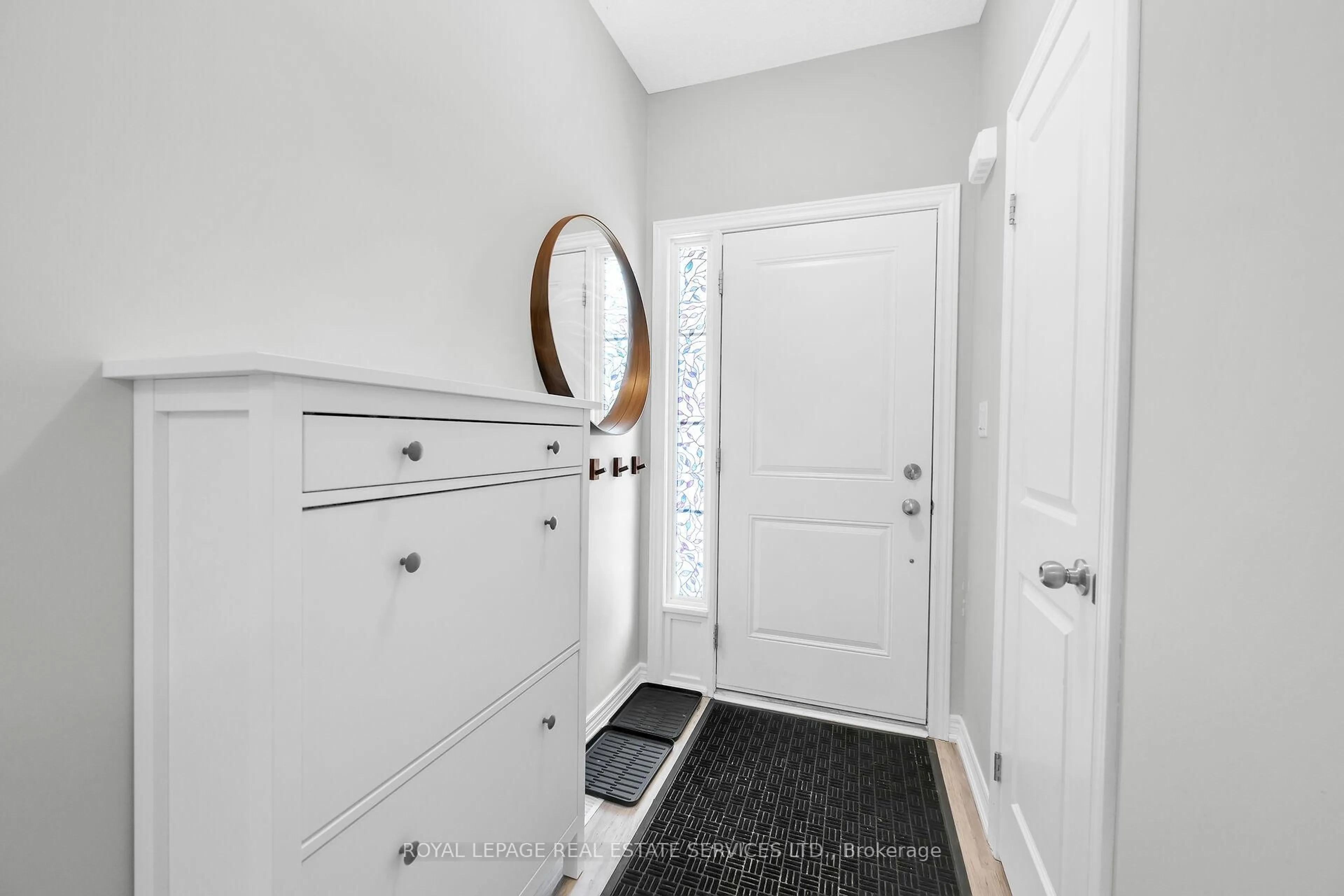 Indoor entryway for 21 Garlent Ave, Hamilton Ontario L9K 0J9