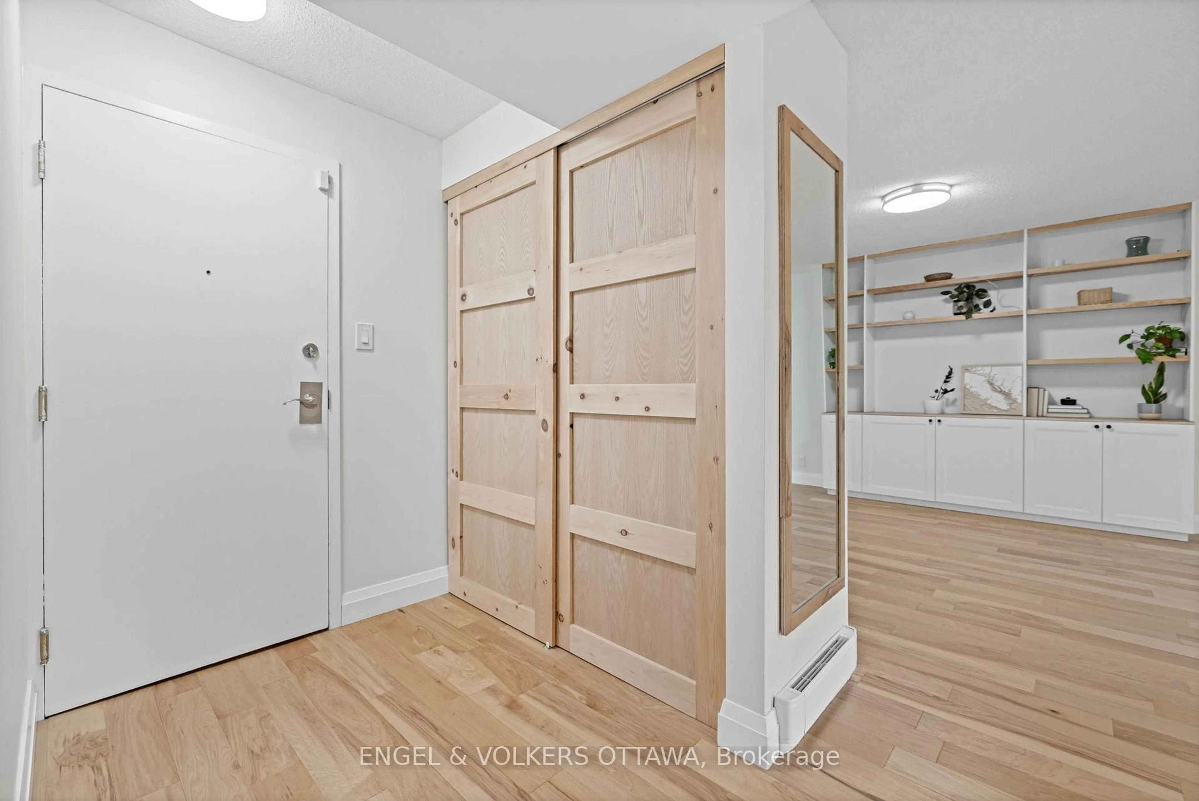 Indoor entryway for 1705 Playfair Dr #105, Ottawa Ontario K1H 8P6