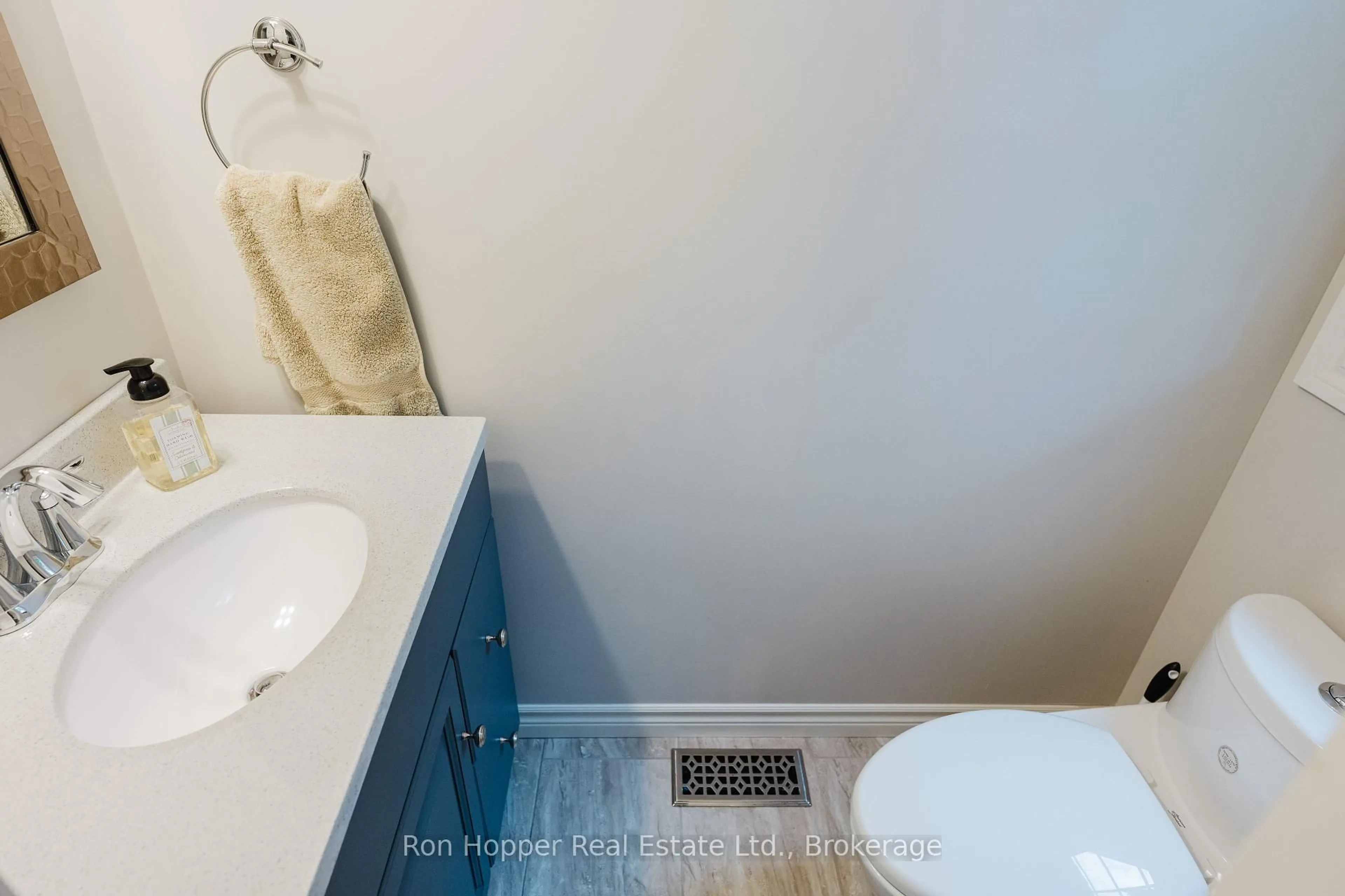 Standard bathroom, unknown for 943 5th A Ave, Owen Sound Ontario N4K 0C2