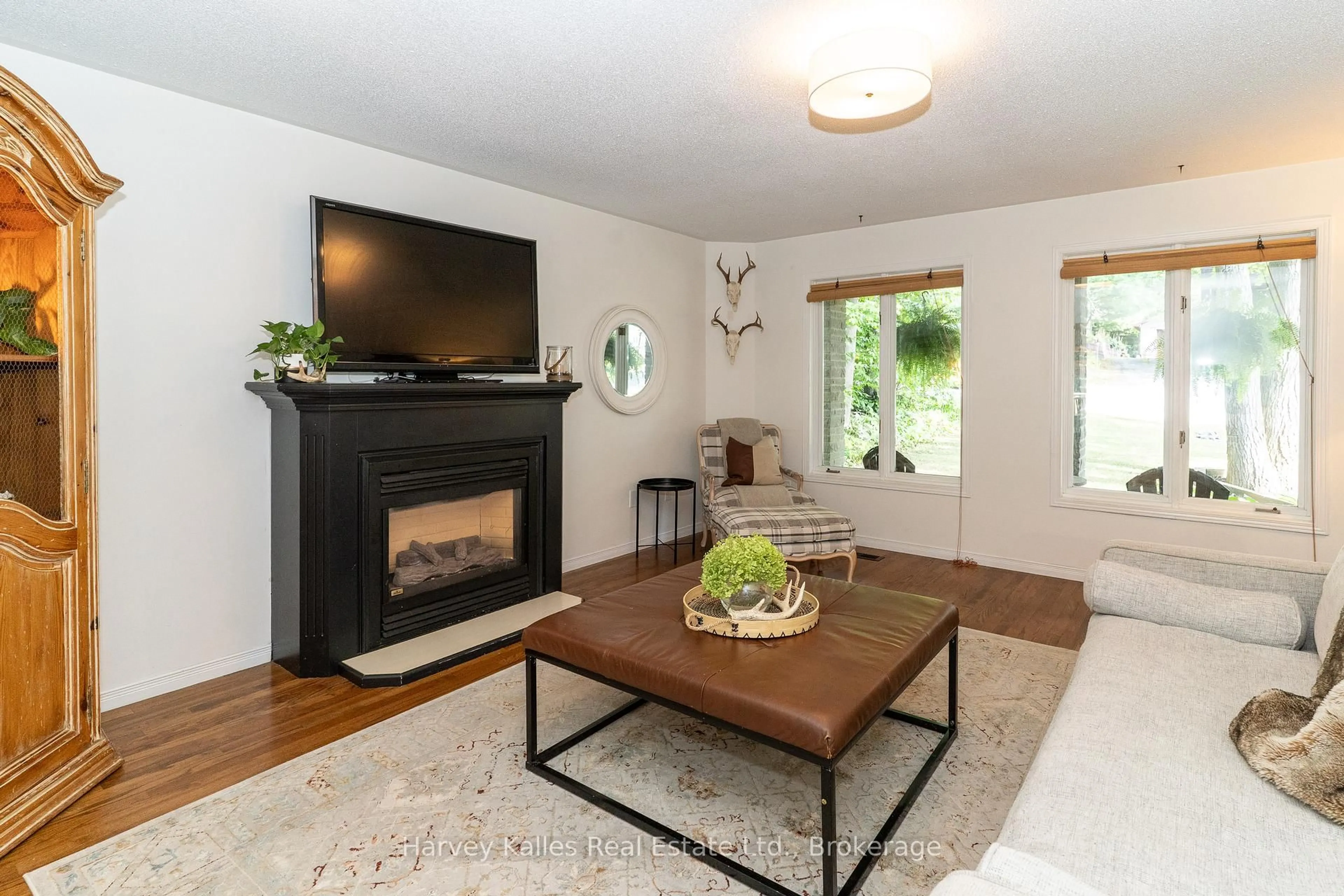 Living room with furniture, wood/laminate floor for 28 Queen St, Parry Sound Ontario P2A 2W3