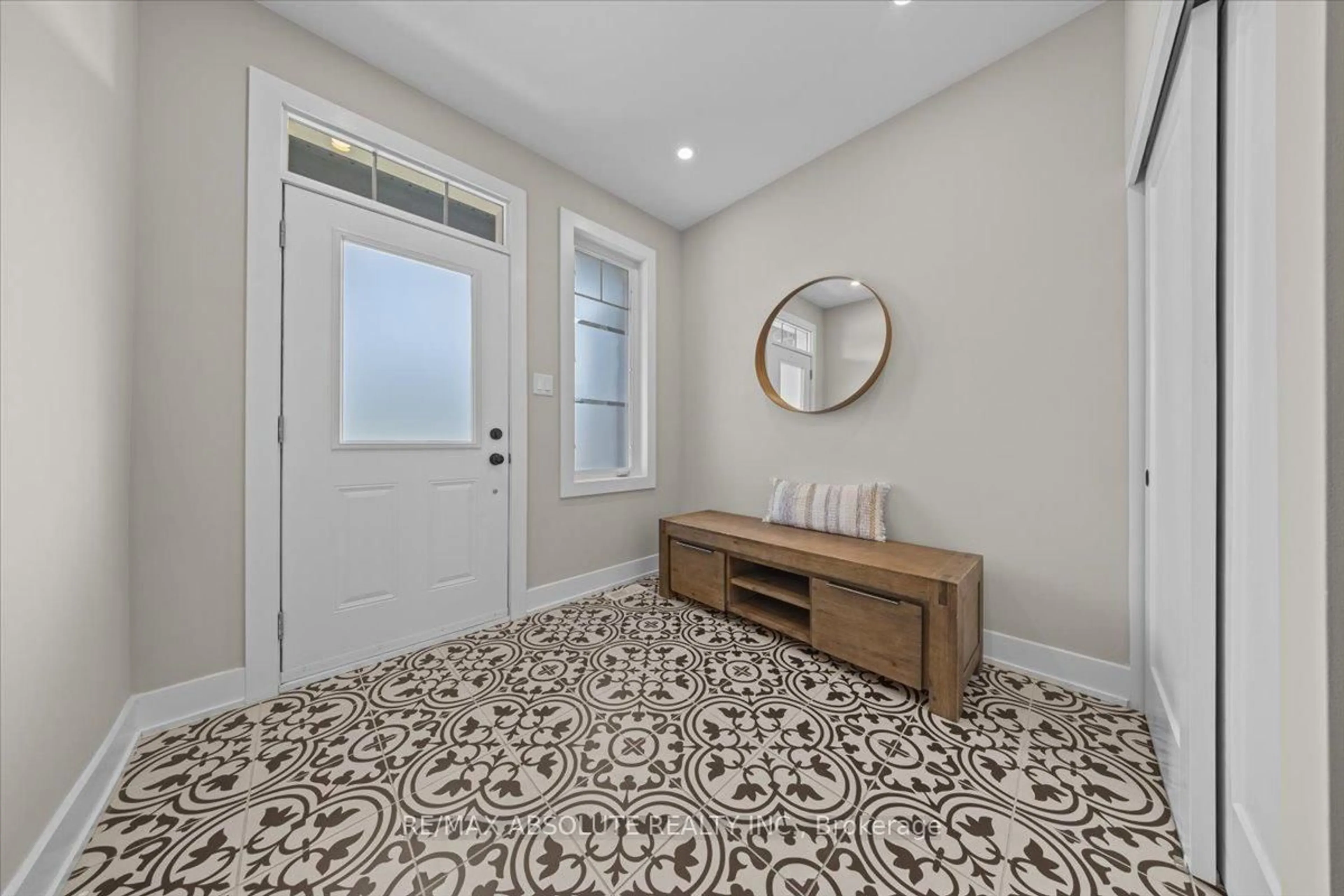 Indoor entryway for 332 Haliburton Hts, Ottawa Ontario K2S 1S3