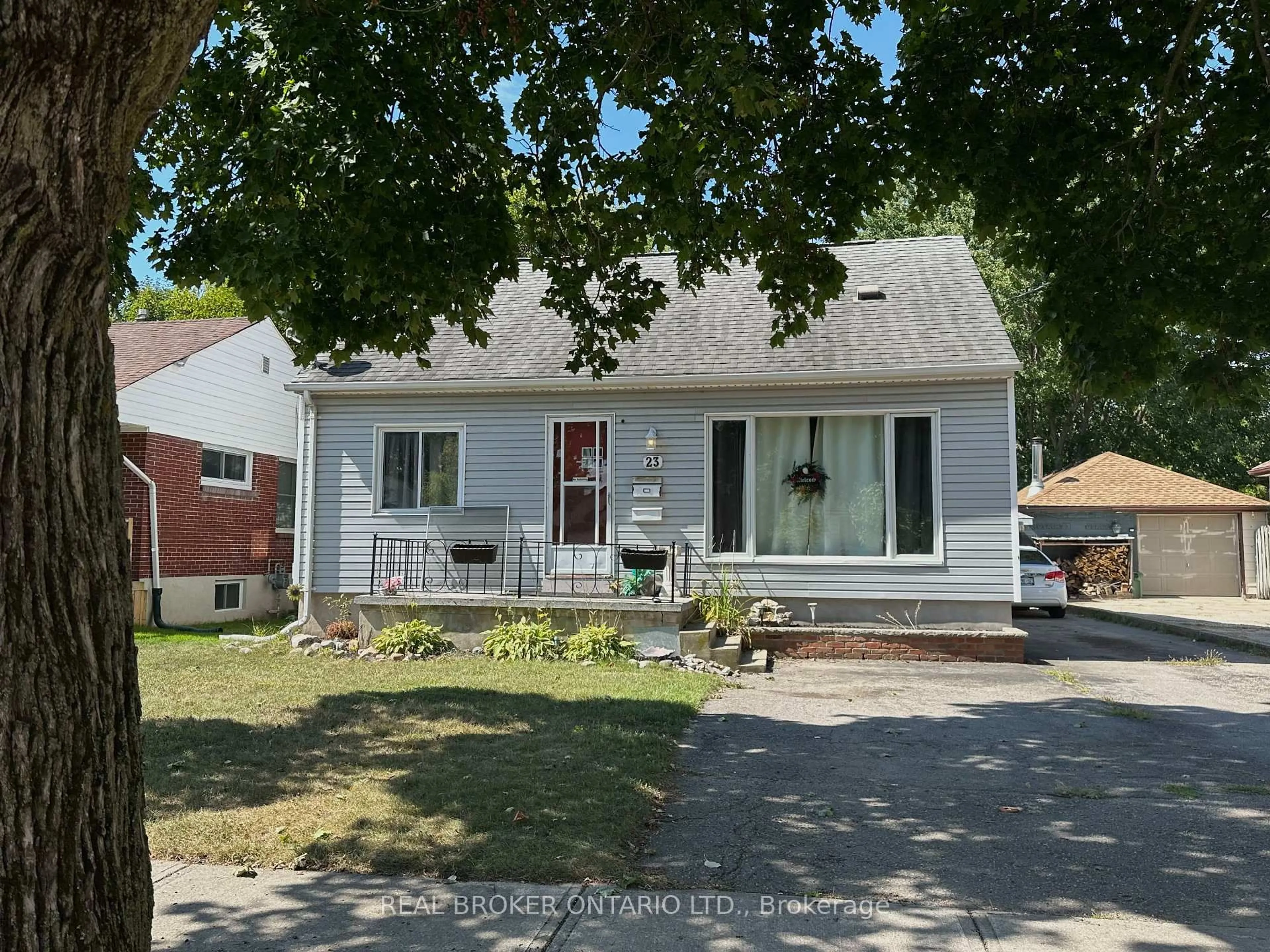 A pic from outside/outdoor area/front of a property/back of a property/a pic from drone, street for 23 Giles St, London East Ontario N5Z 2V3