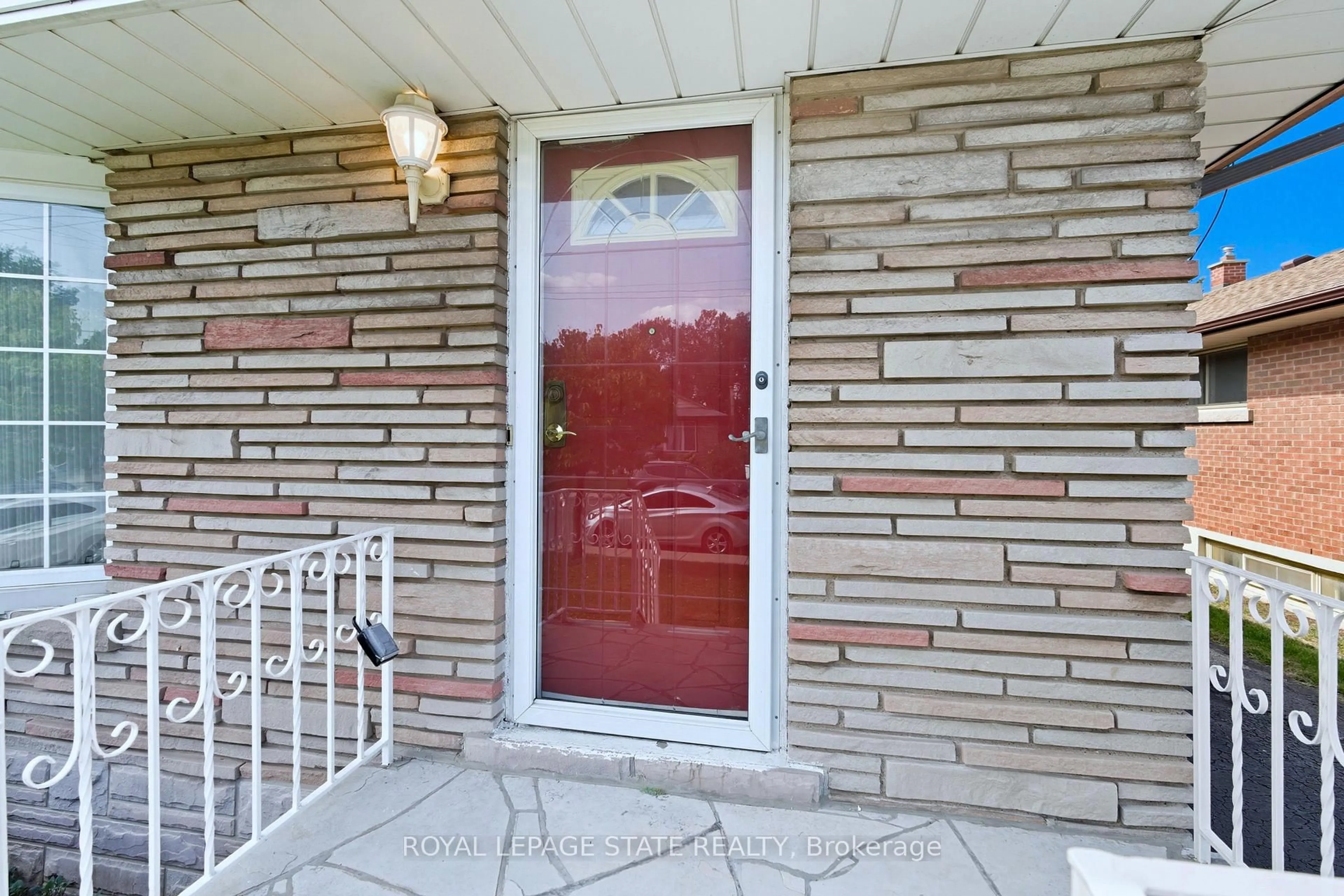 Indoor entryway for 98 East 16th St, Hamilton Ontario L9A 4J3