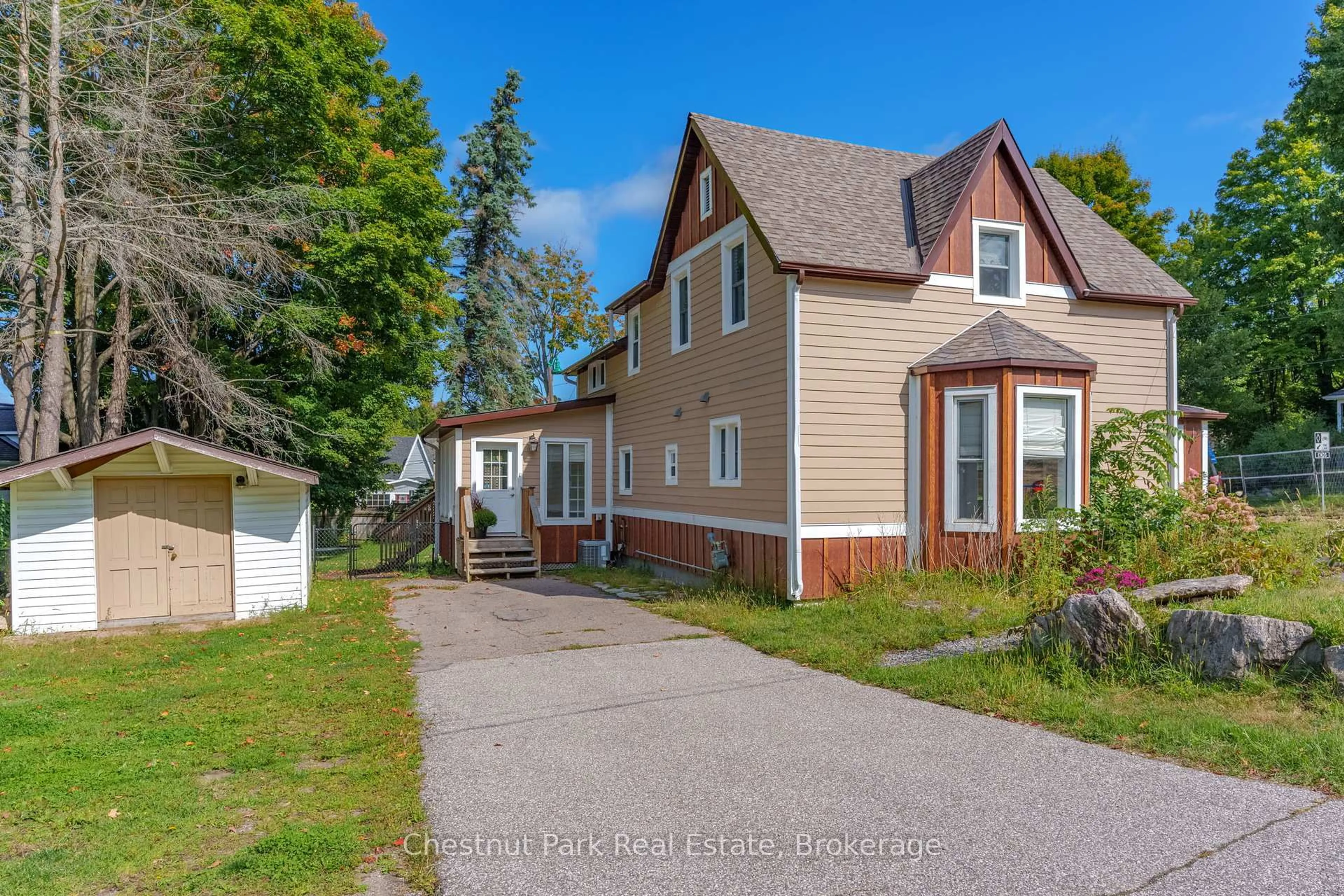 A pic from outside/outdoor area/front of a property/back of a property/a pic from drone, street for 615 Bay St, Gravenhurst Ontario P1P 1G8