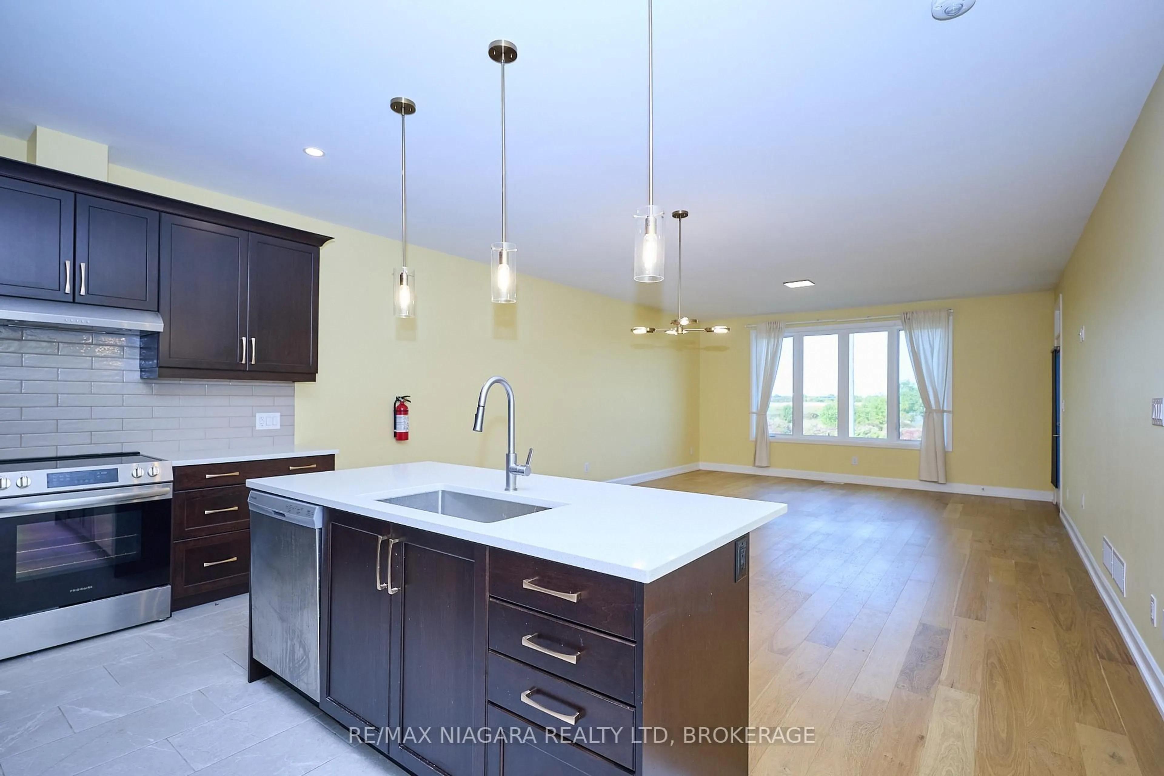 Open concept kitchen, unknown for 3947 Mitchell Cres, Fort Erie Ontario L0S 1S0