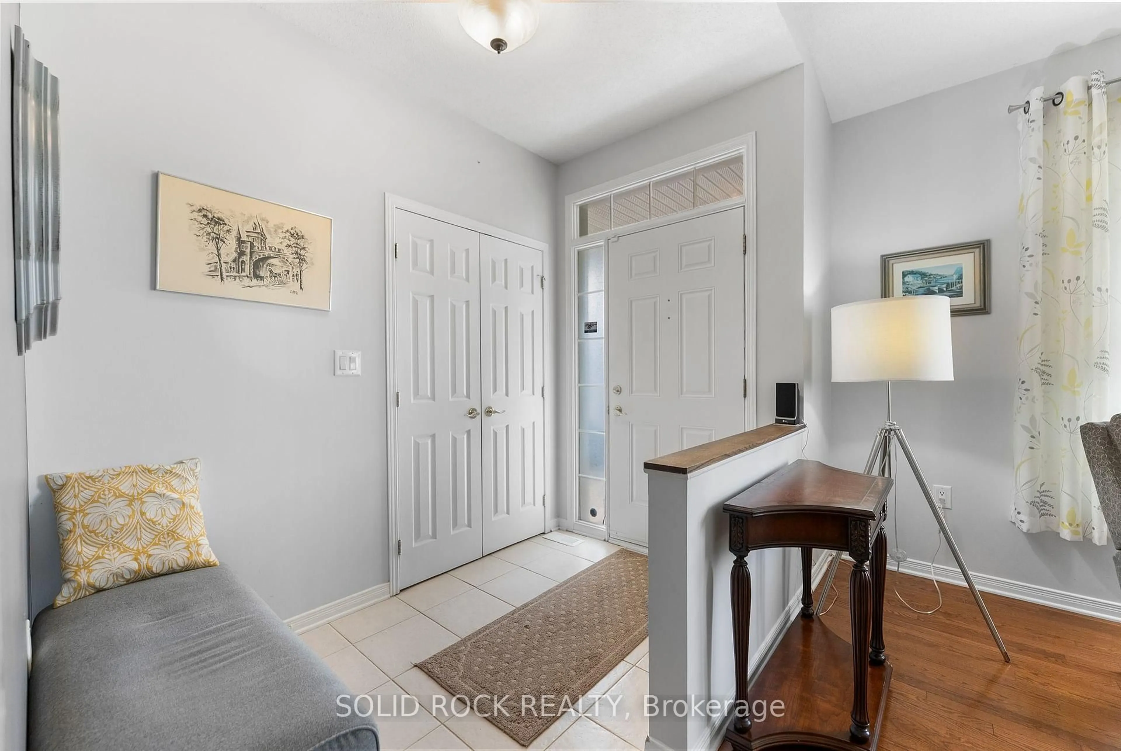Indoor entryway for 659 Country Trail Private, Carlsbad Springs Ontario K0A 1K0