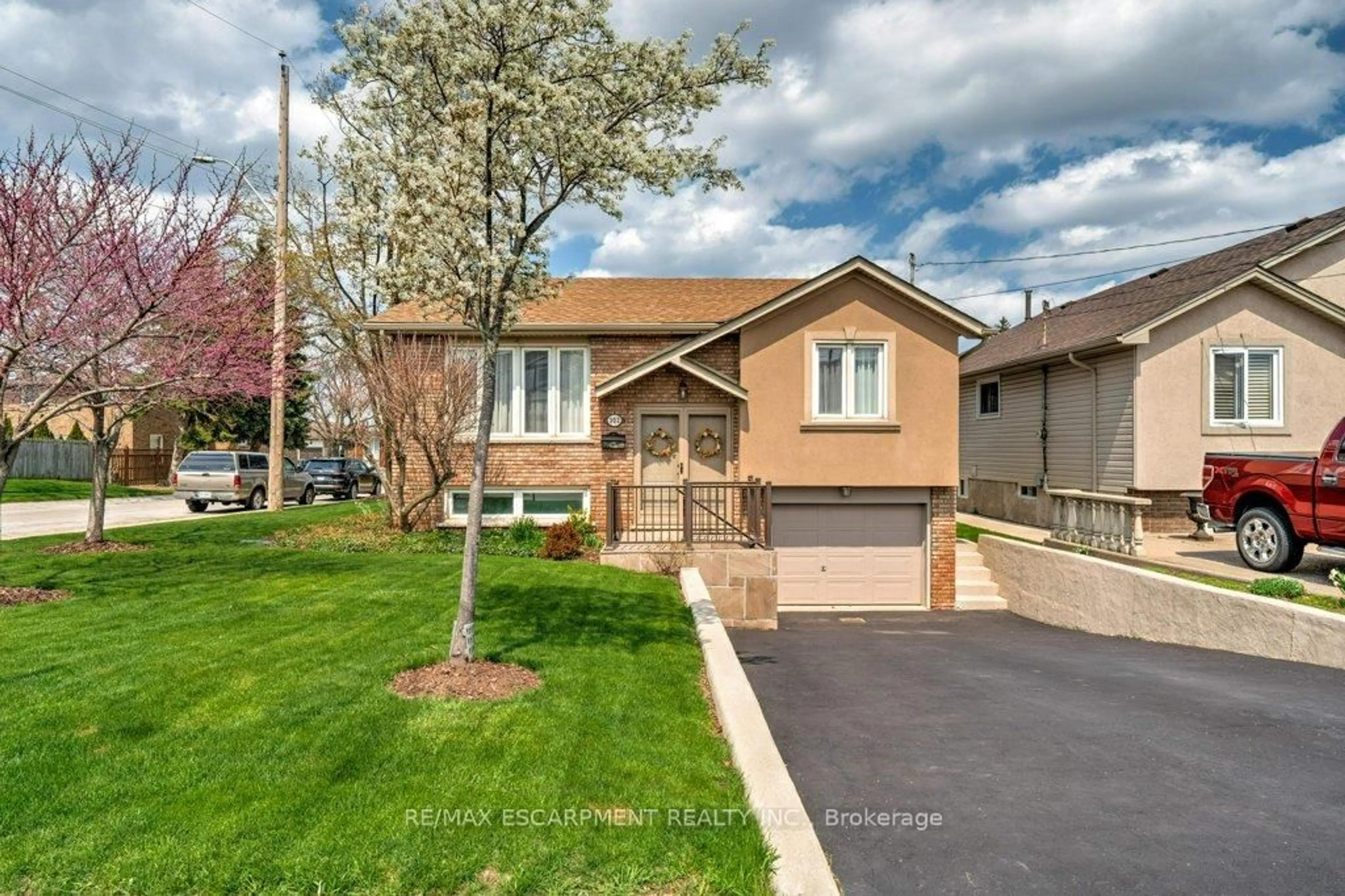 Home with vinyl exterior material, street for 302 Highridge Ave, Hamilton Ontario L8E 3W3