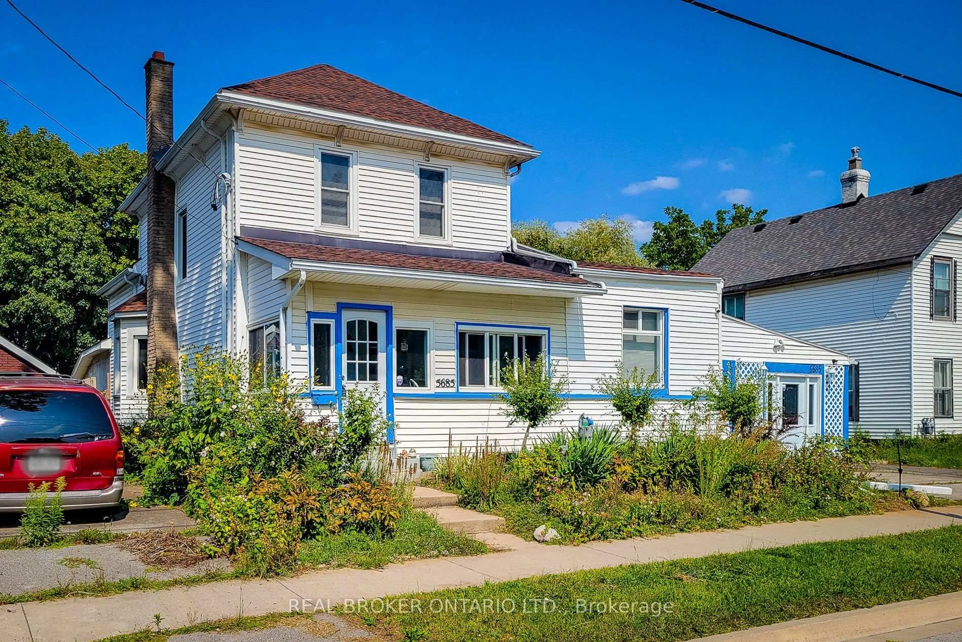 A pic from outside/outdoor area/front of a property/back of a property/a pic from drone, street for 5685 Robinson St, Niagara Falls Ontario L2G 2B1