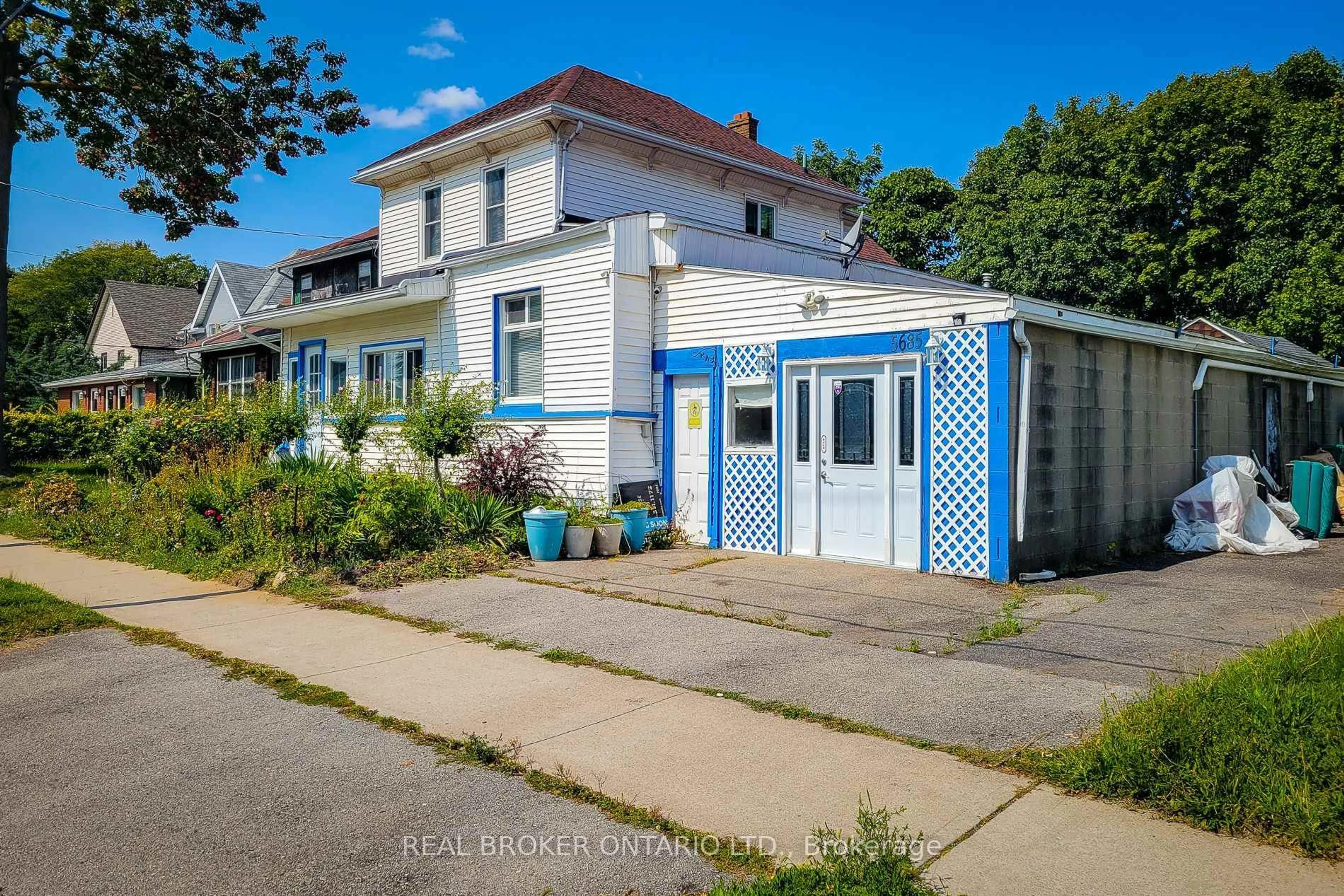 A pic from outside/outdoor area/front of a property/back of a property/a pic from drone, street for 5685 Robinson St, Niagara Falls Ontario L2G 2B1
