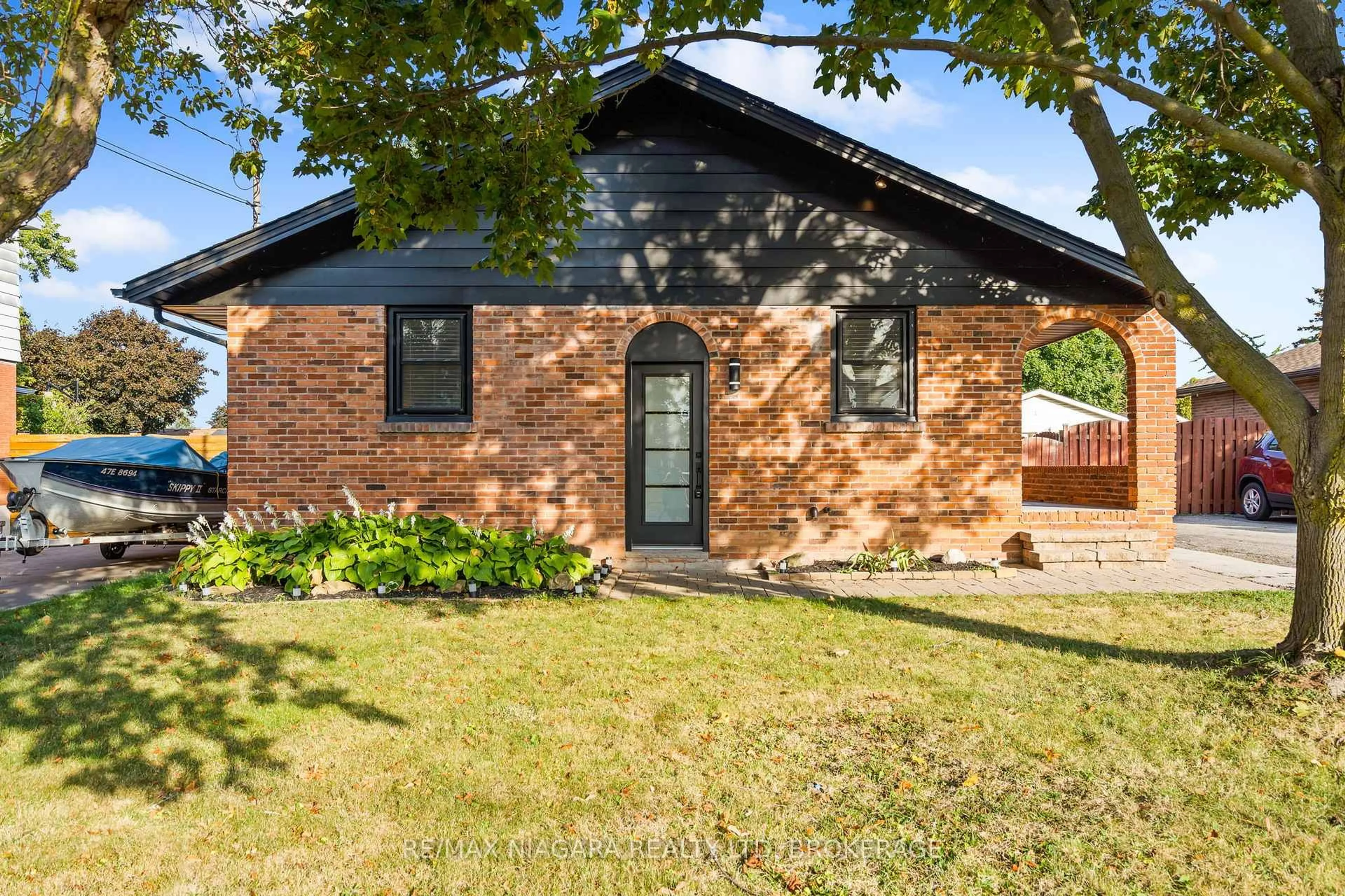 Home with brick exterior material, street for 38 Stewart St, Grimsby Ontario L3M 3M8