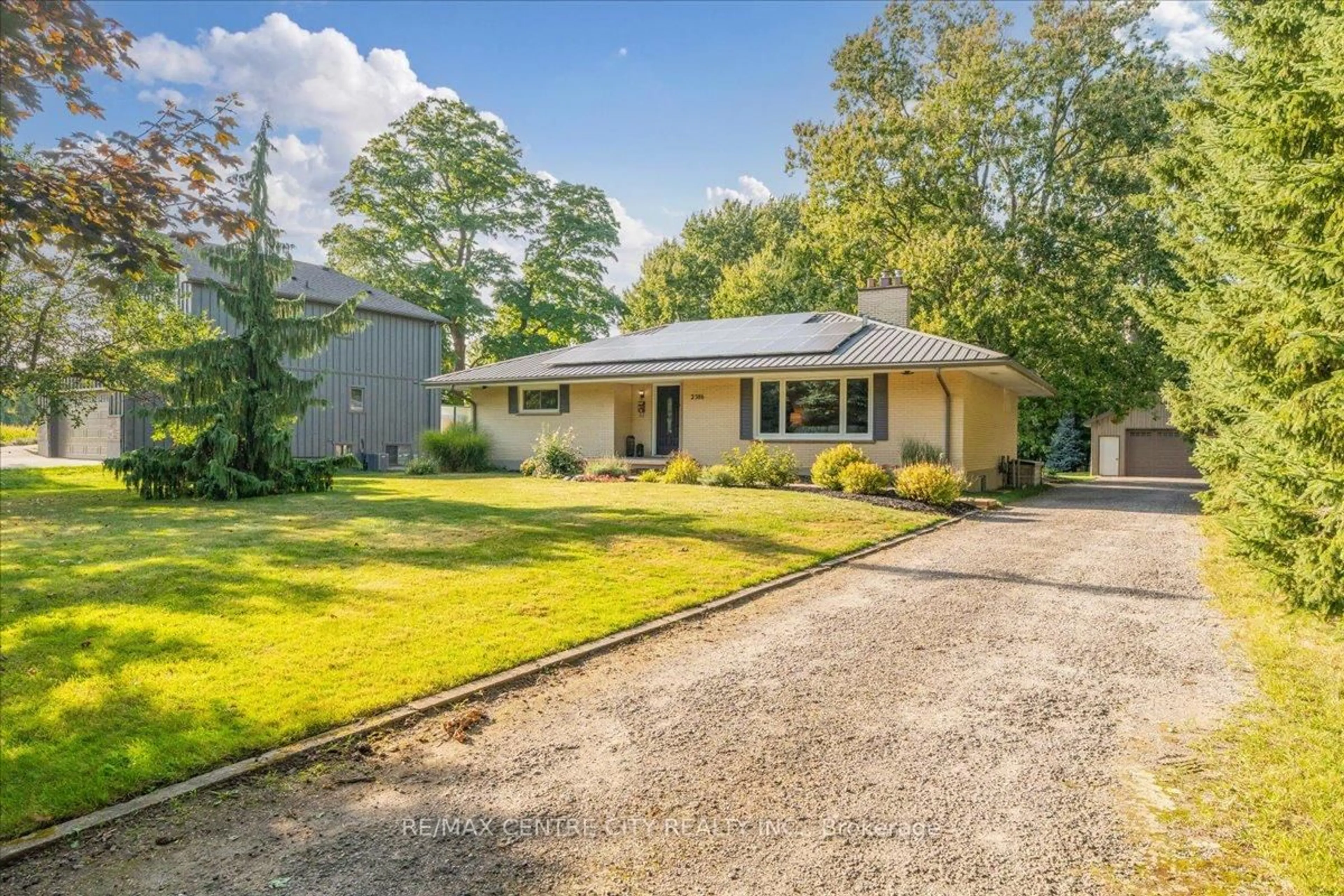 A pic from outside/outdoor area/front of a property/back of a property/a pic from drone, street for 2586 Dundas St, London East Ontario N5V 3C7