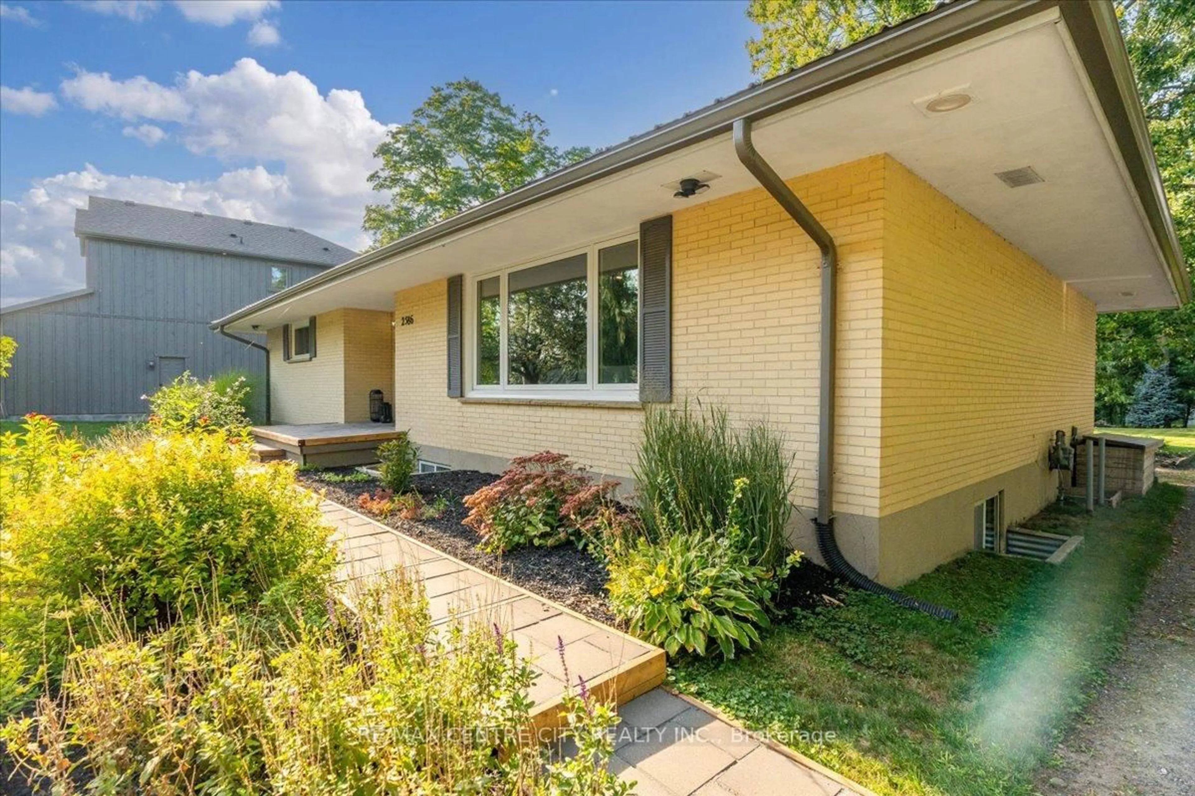 Home with brick exterior material, street for 2586 Dundas St, London East Ontario N5V 3C7