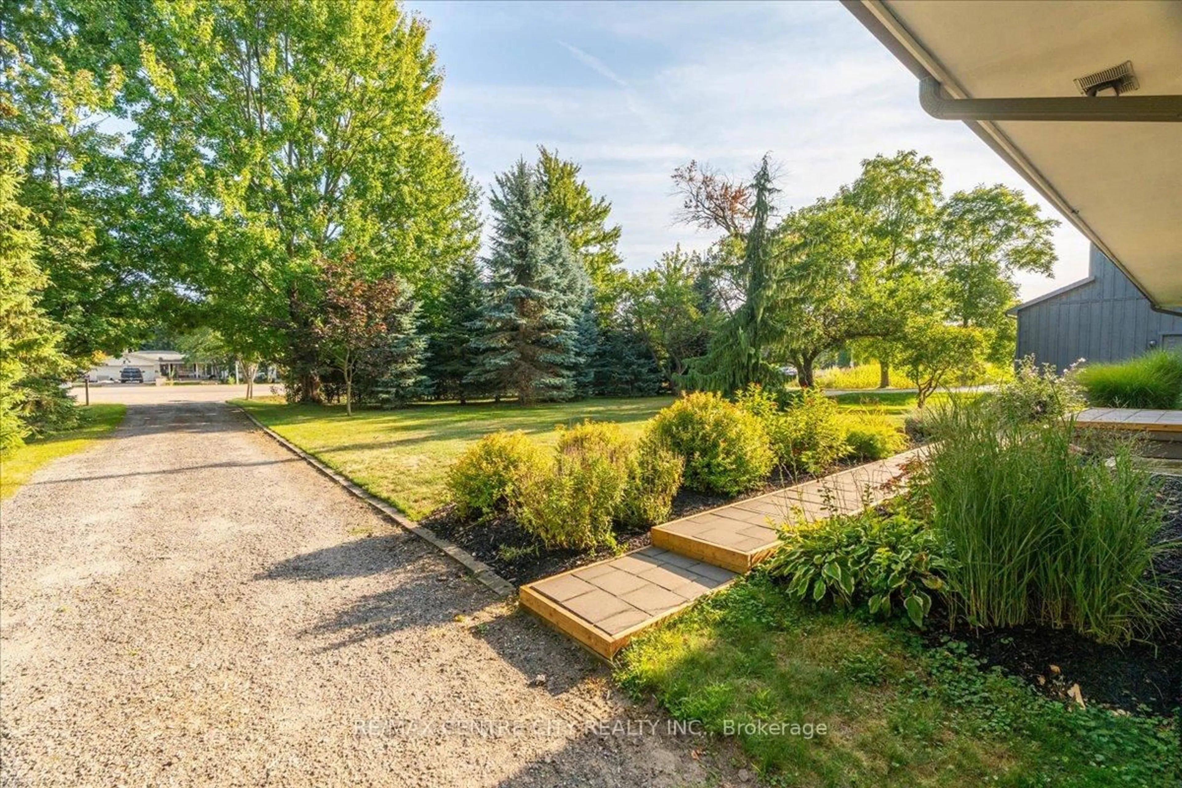 Patio, unknown for 2586 Dundas St, London East Ontario N5V 3C7