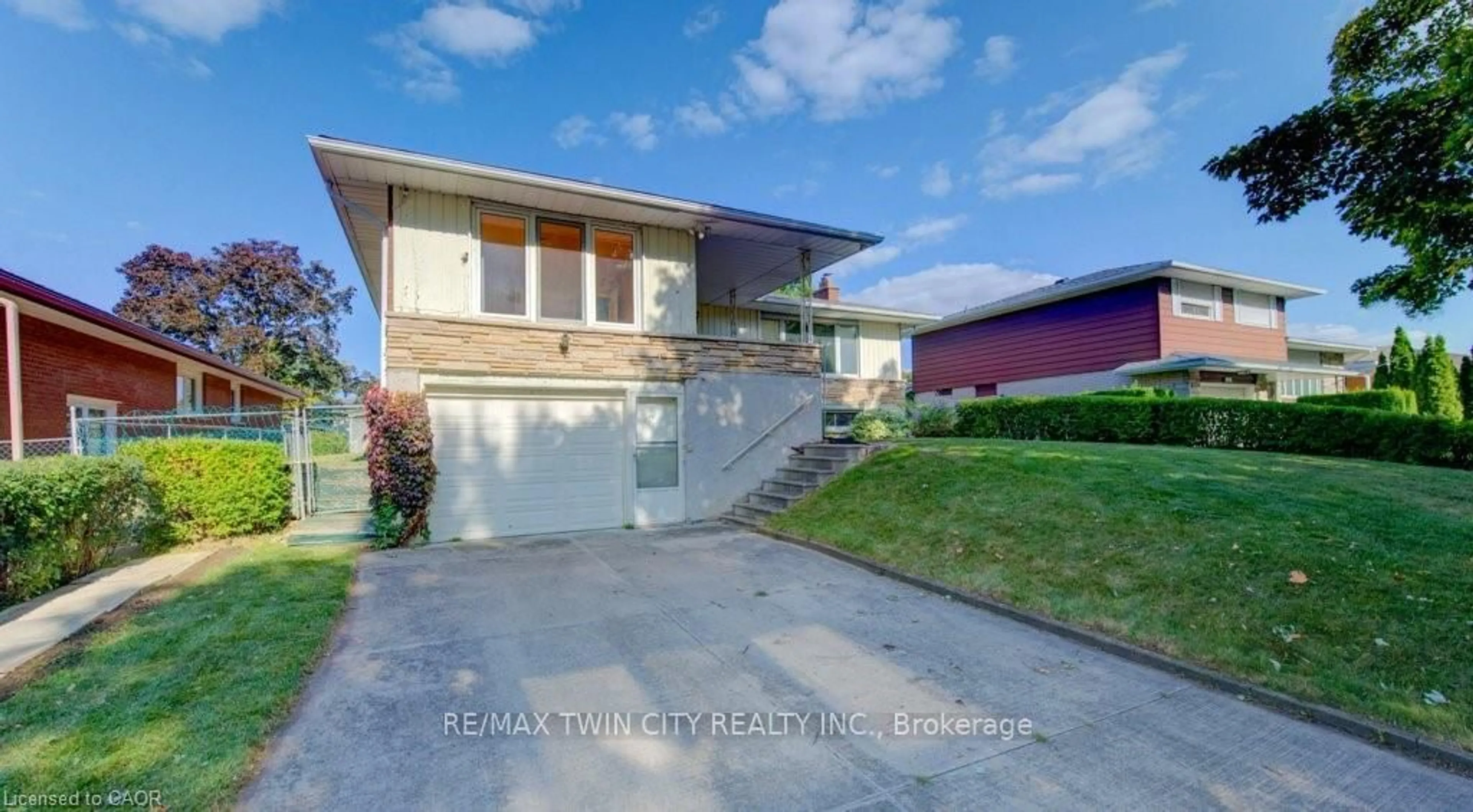 A pic from outside/outdoor area/front of a property/back of a property/a pic from drone, street for 12 Old York Cres, Kitchener Ontario N2B 3G3