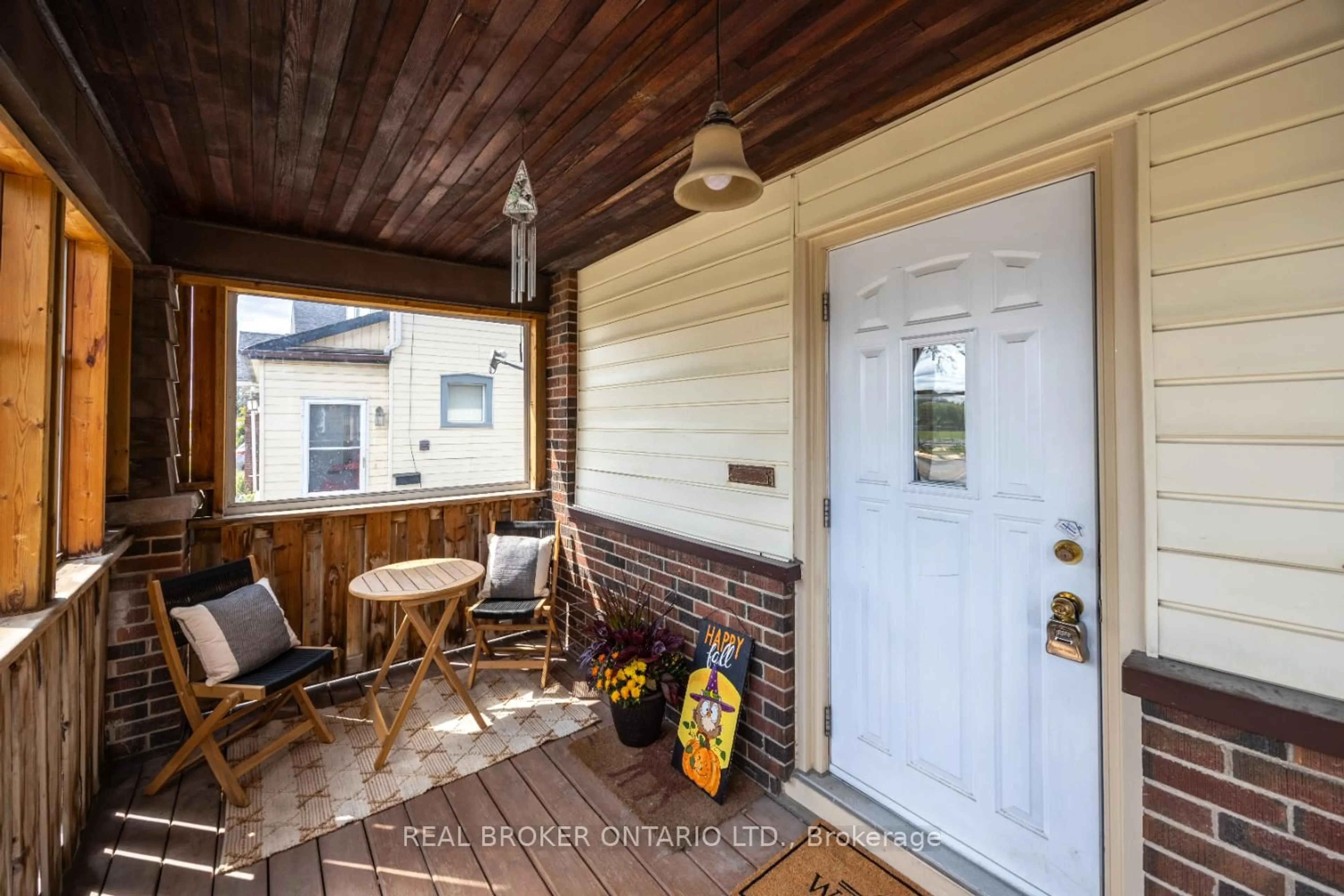 Indoor entryway for 176 Lansdowne St, Peterborough Ontario K9J 1Y7