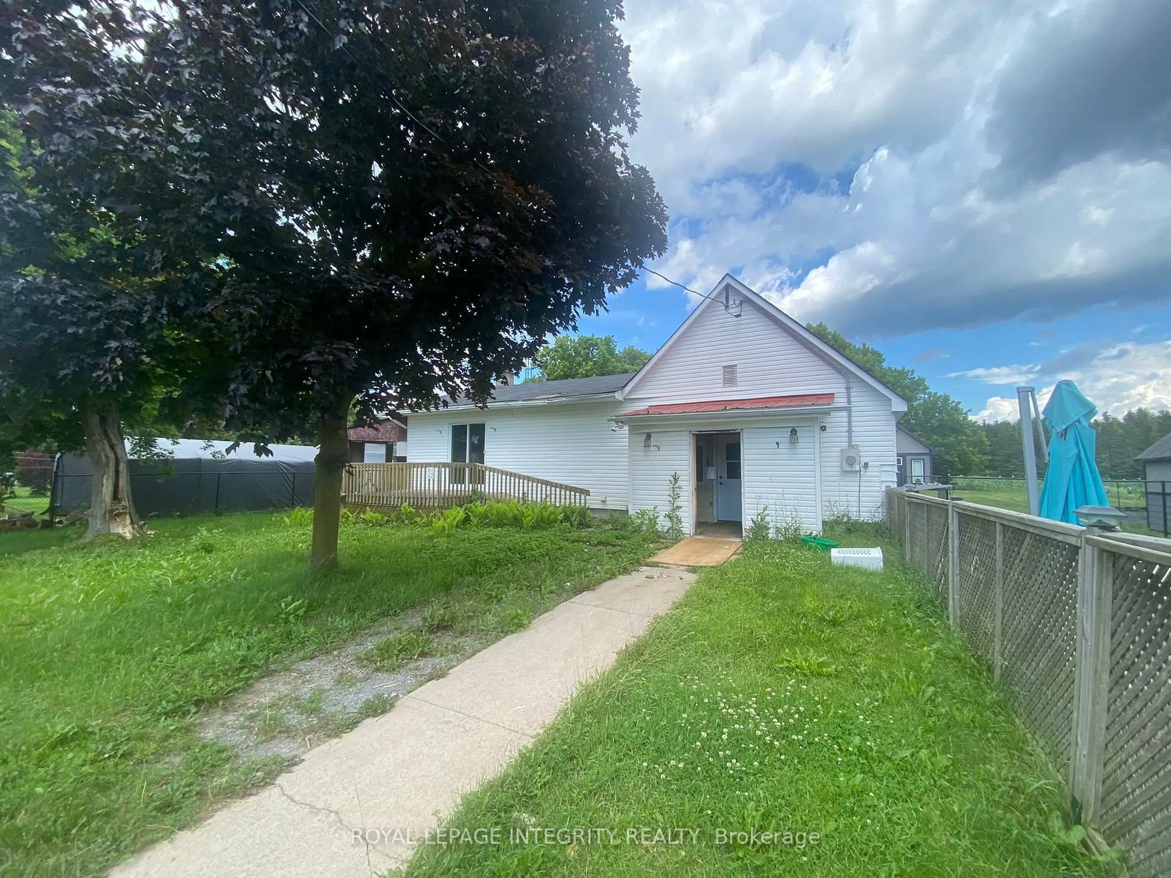 A pic from outside/outdoor area/front of a property/back of a property/a pic from drone, unknown for 2415 DU LAC Rd, Clarence-Rockland Ontario K0A 3N0